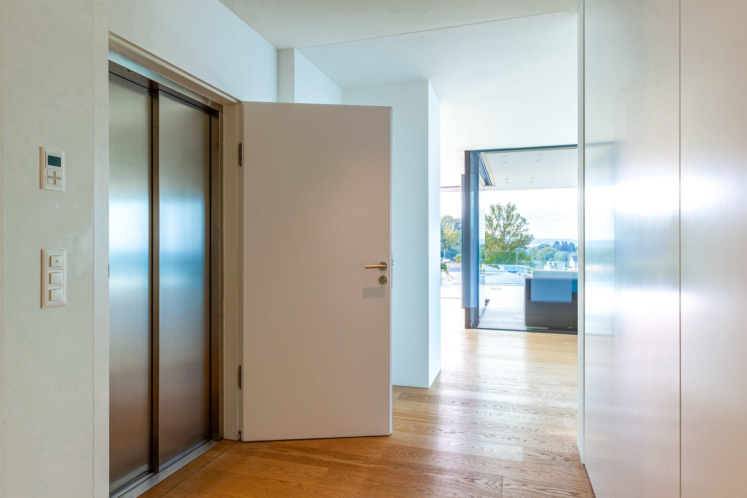 Direkter Zugang mit Lift/ Treppenhaus