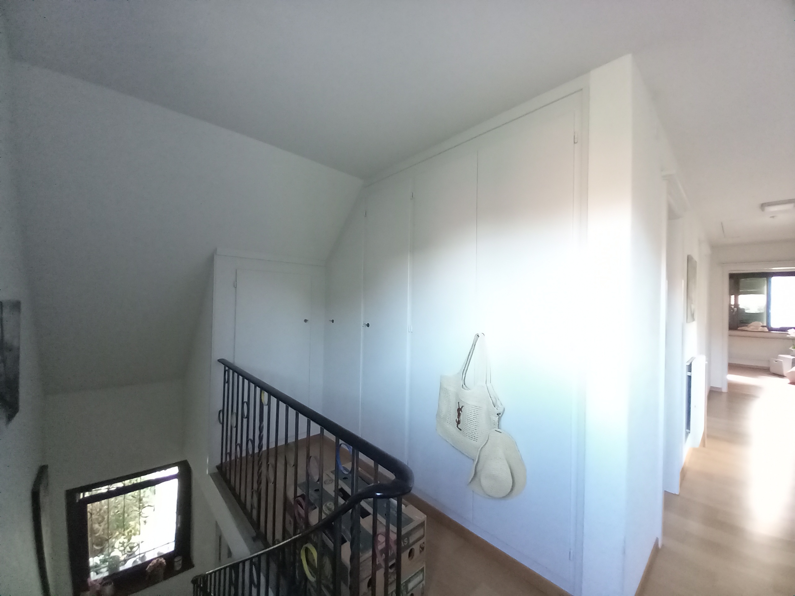 Vorplatz ca. 12 m2 Obergeschoss mit Einbauschränken. Vorplatz ca. 12 m2 Obergeschoss mit Einbauschränken.