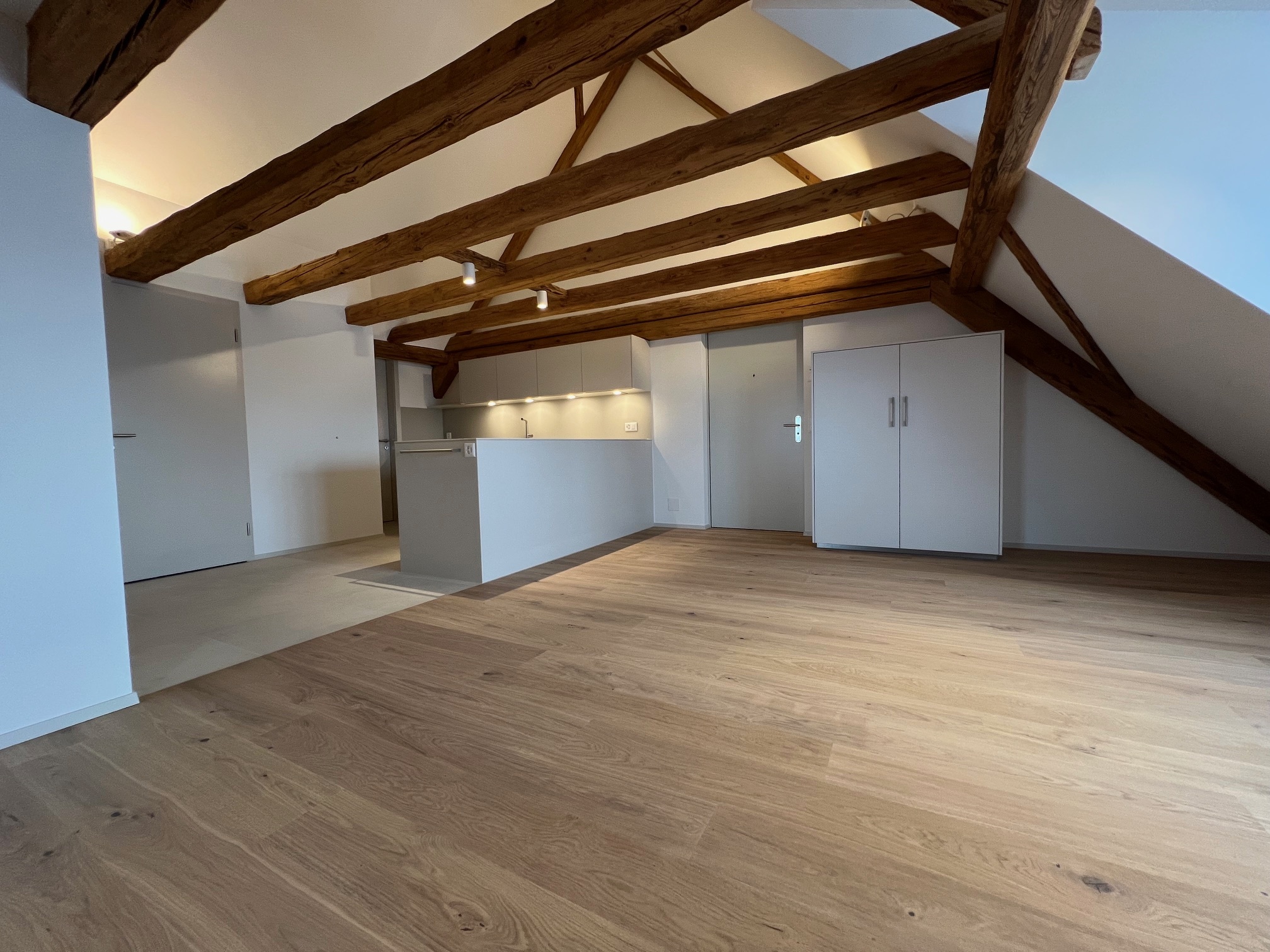 Die offene, elegante Küche mit viel Platz