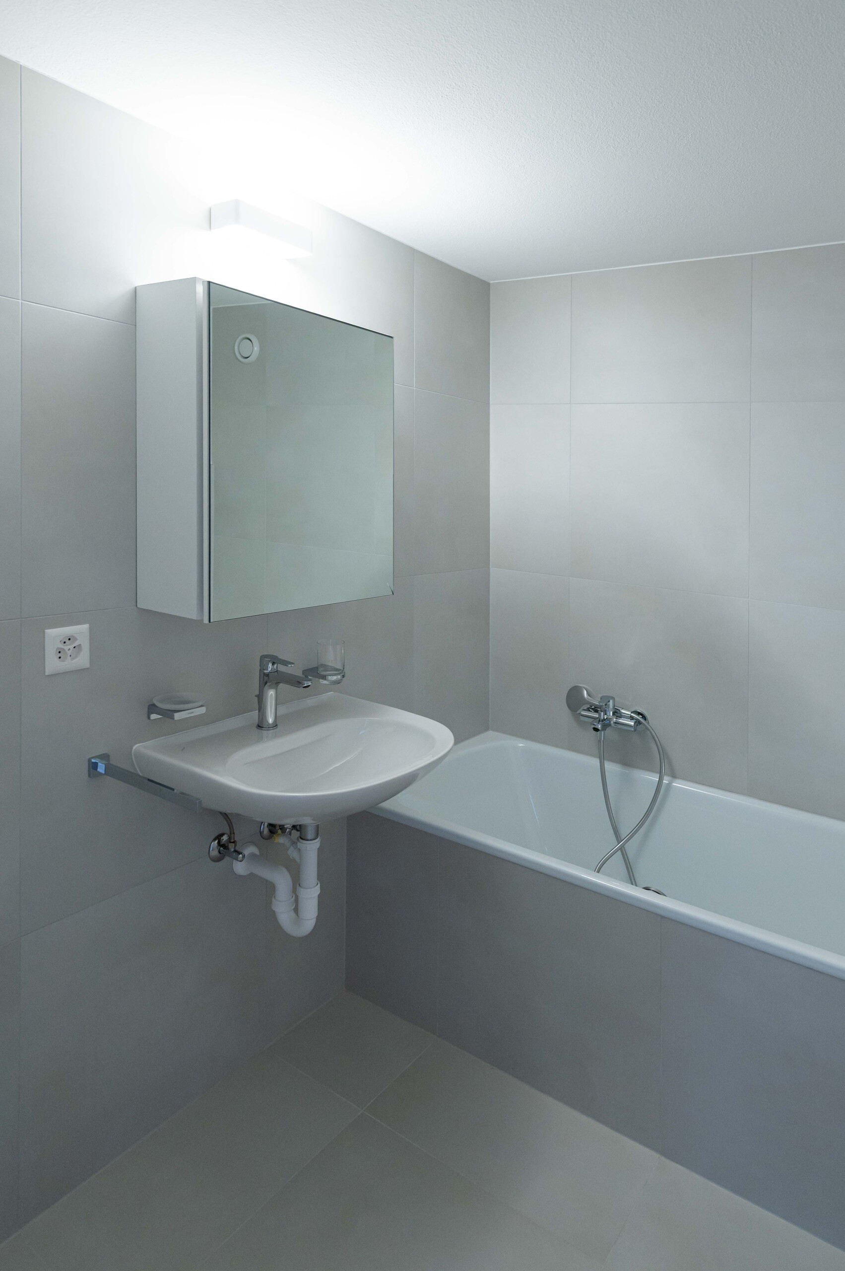 Salle de bain avec raccordement pour une colonne de lavage