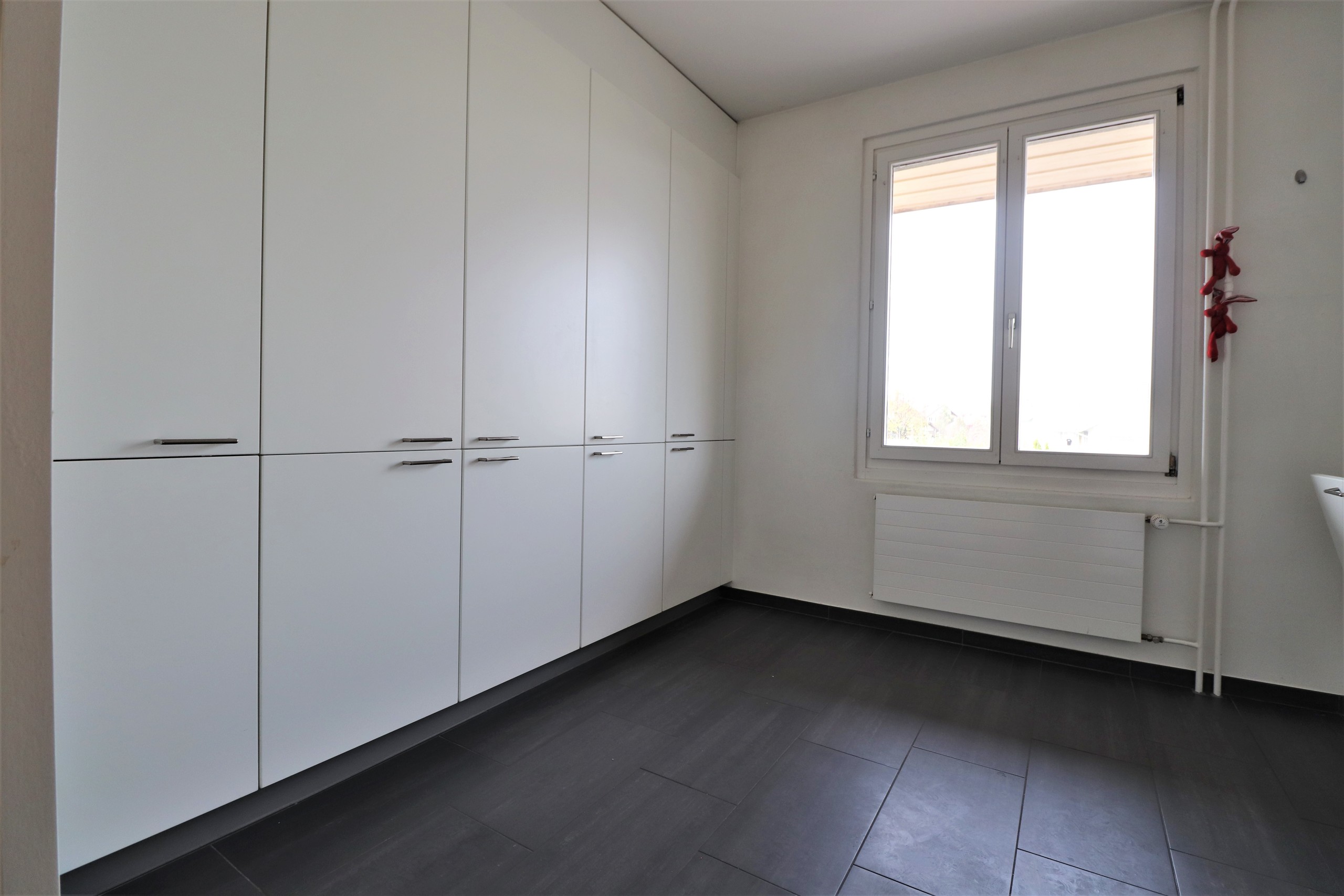 Küche mit vielen Schränken Küche mit vielen Schränken