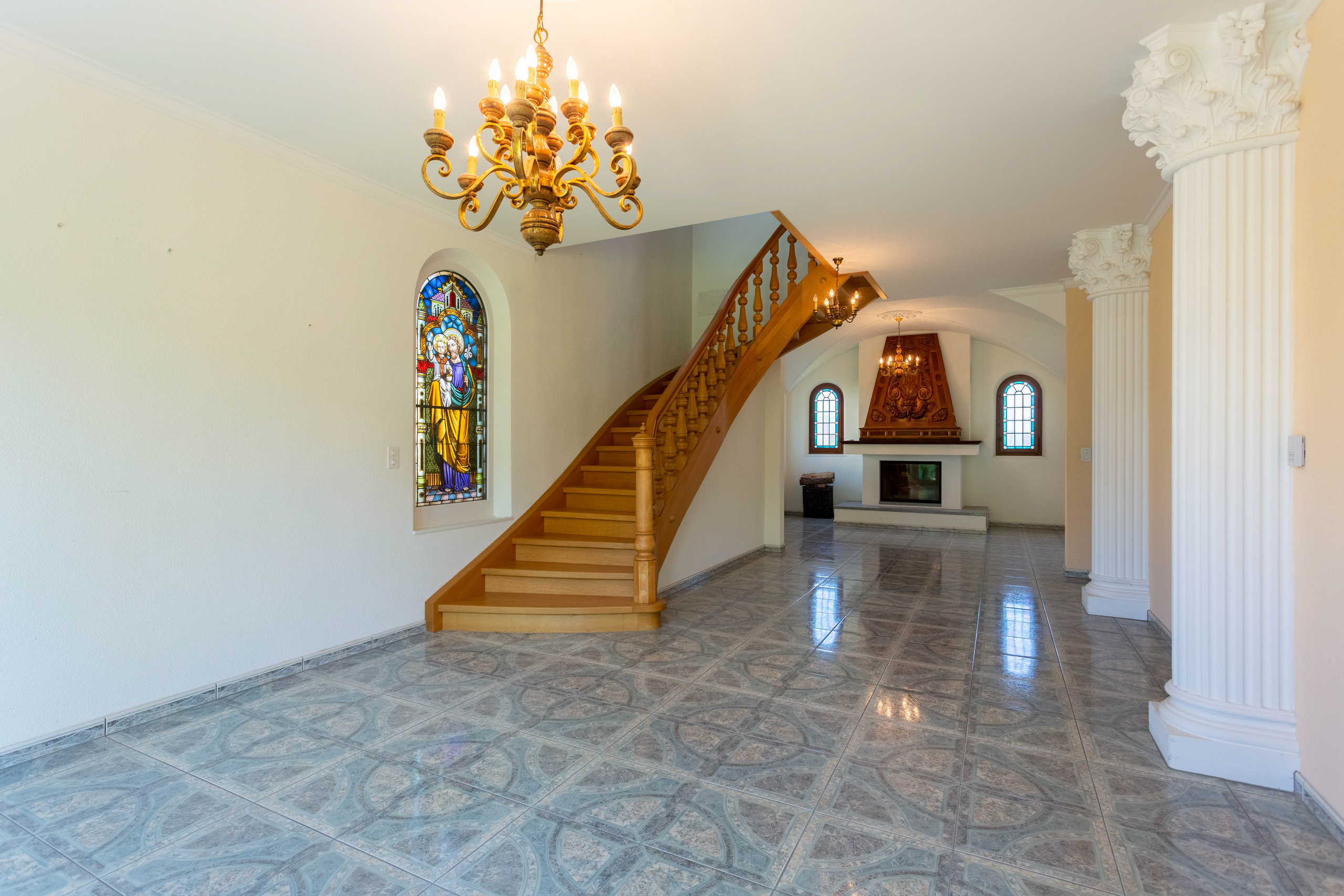 Raumhöhe bis zu 3.30 m im Salon. Raumhöhe bis zu 3.30 m im Salon.