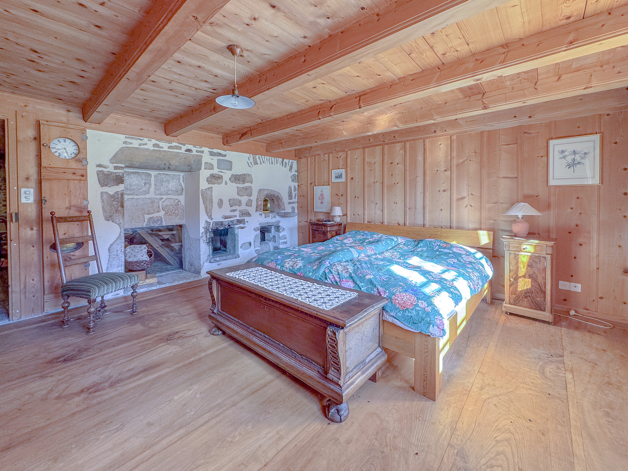 Grande chambre avec mur en pierre au rez Grande chambre avec mur en pierre au rez