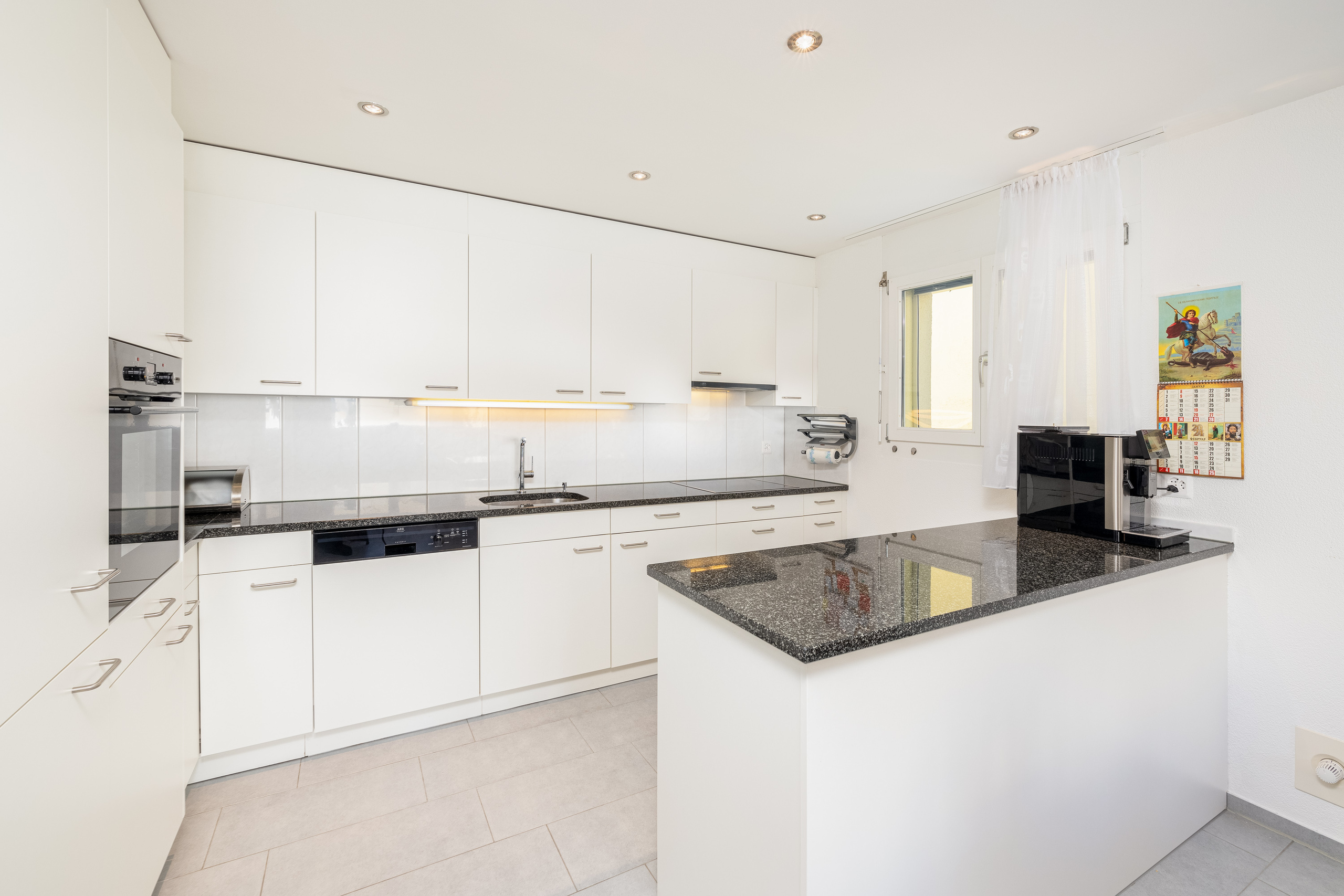 Die moderne und zeitlose Küche reichlich Stauraum und Arbeitsfläche.