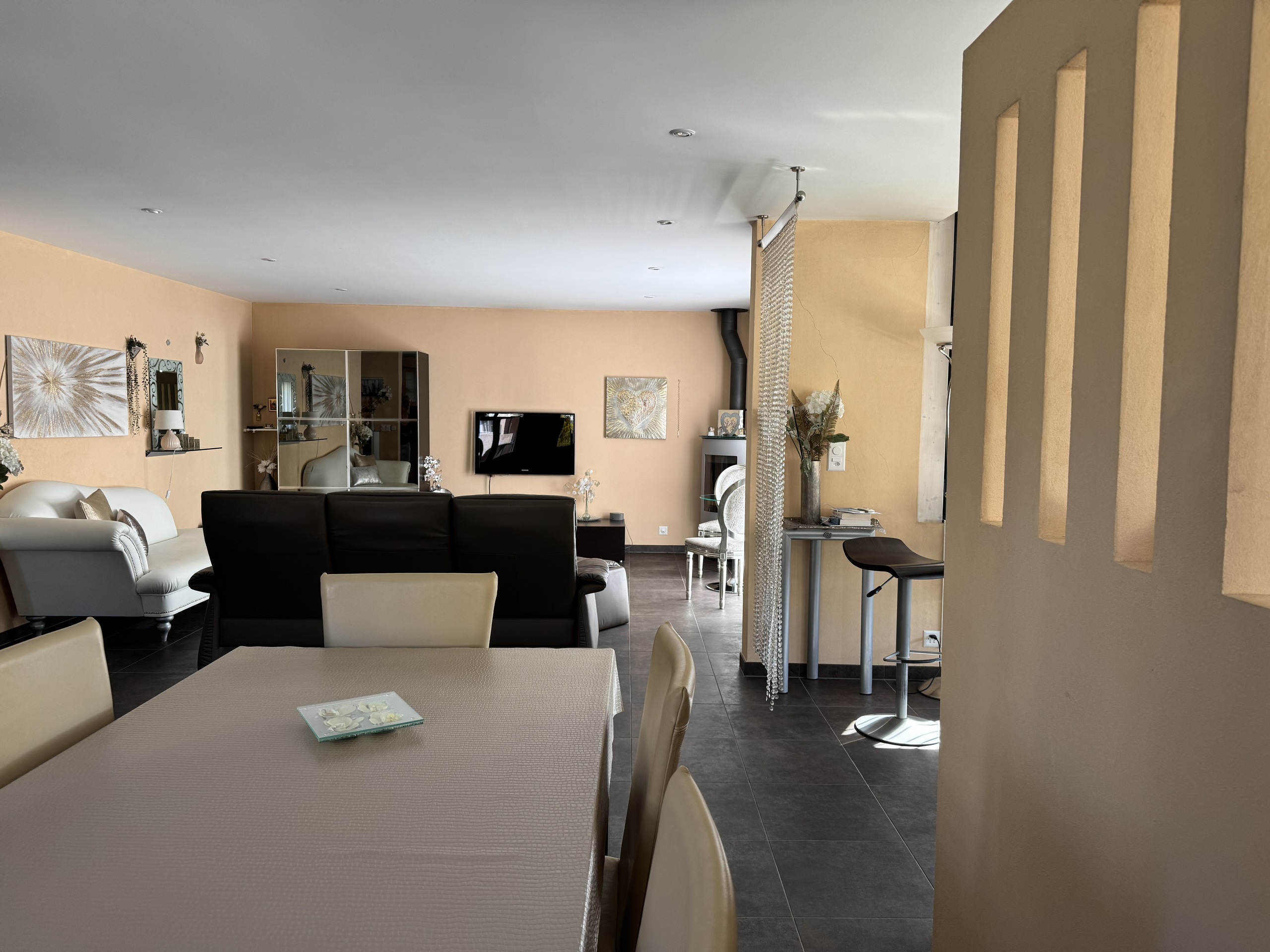 Vue du séjour depuis la zone repas  Vue du séjour depuis la zone repas