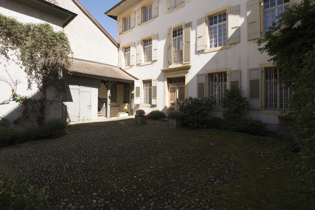 La cour de la propriété