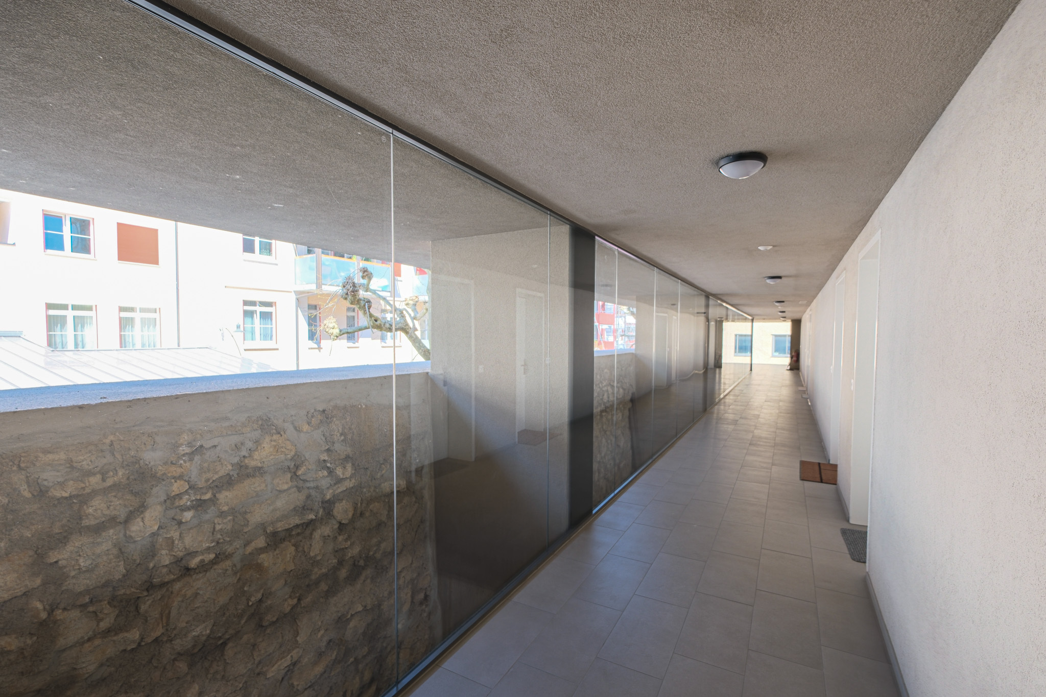 Hauseingang / Flur mit der historischen Stadtmauer