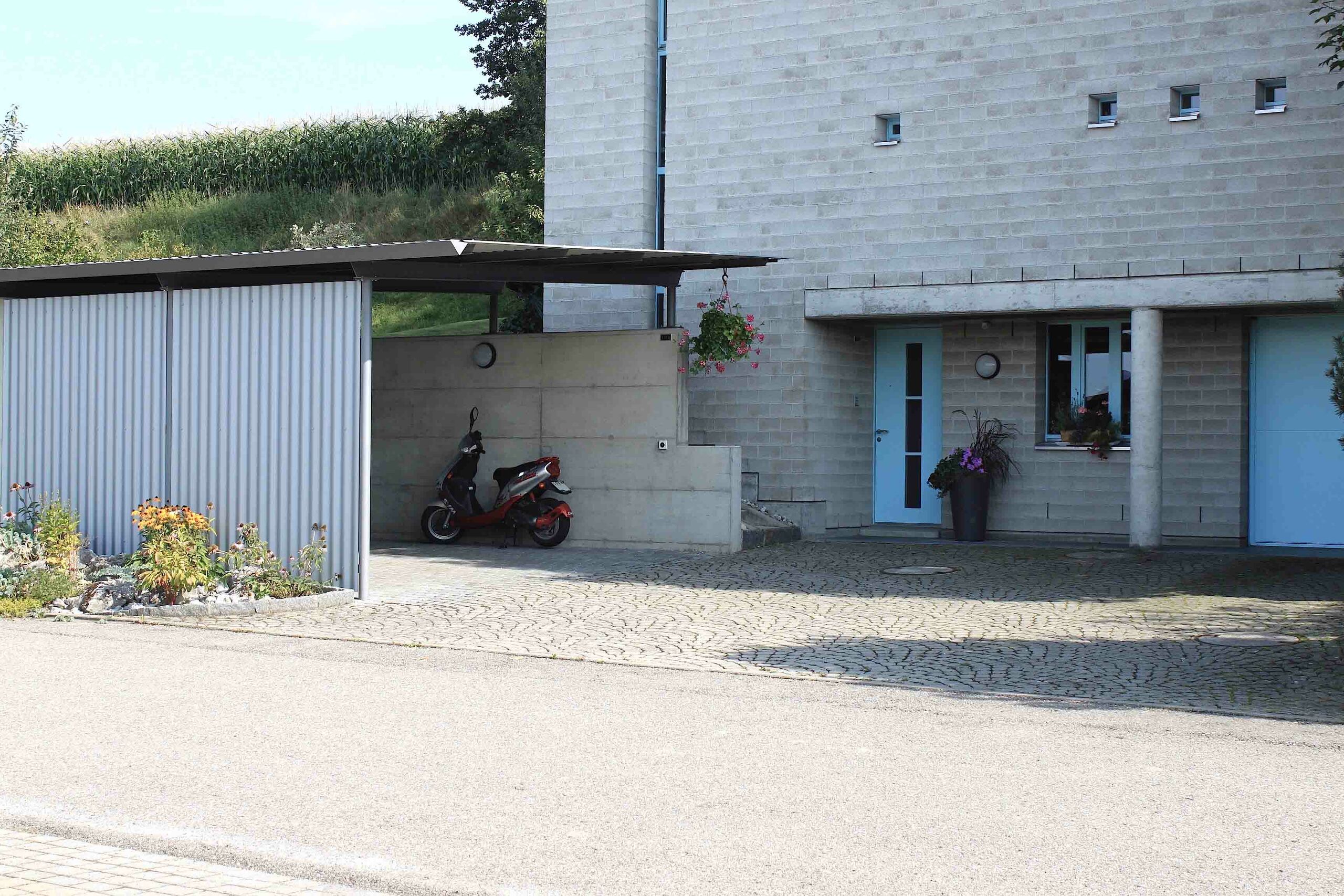 Entrée avec couvert à voiture