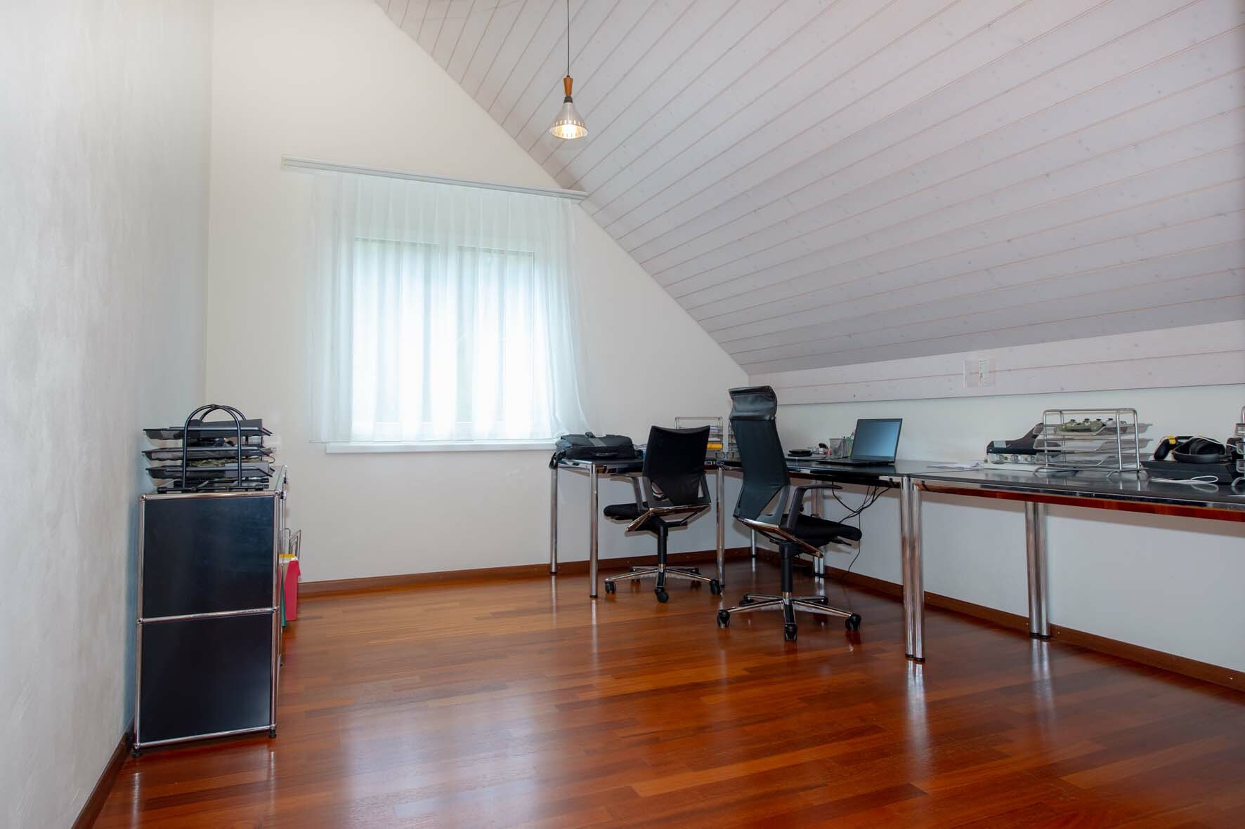 Ein Zimmer wird aktuell als Büro genutzt