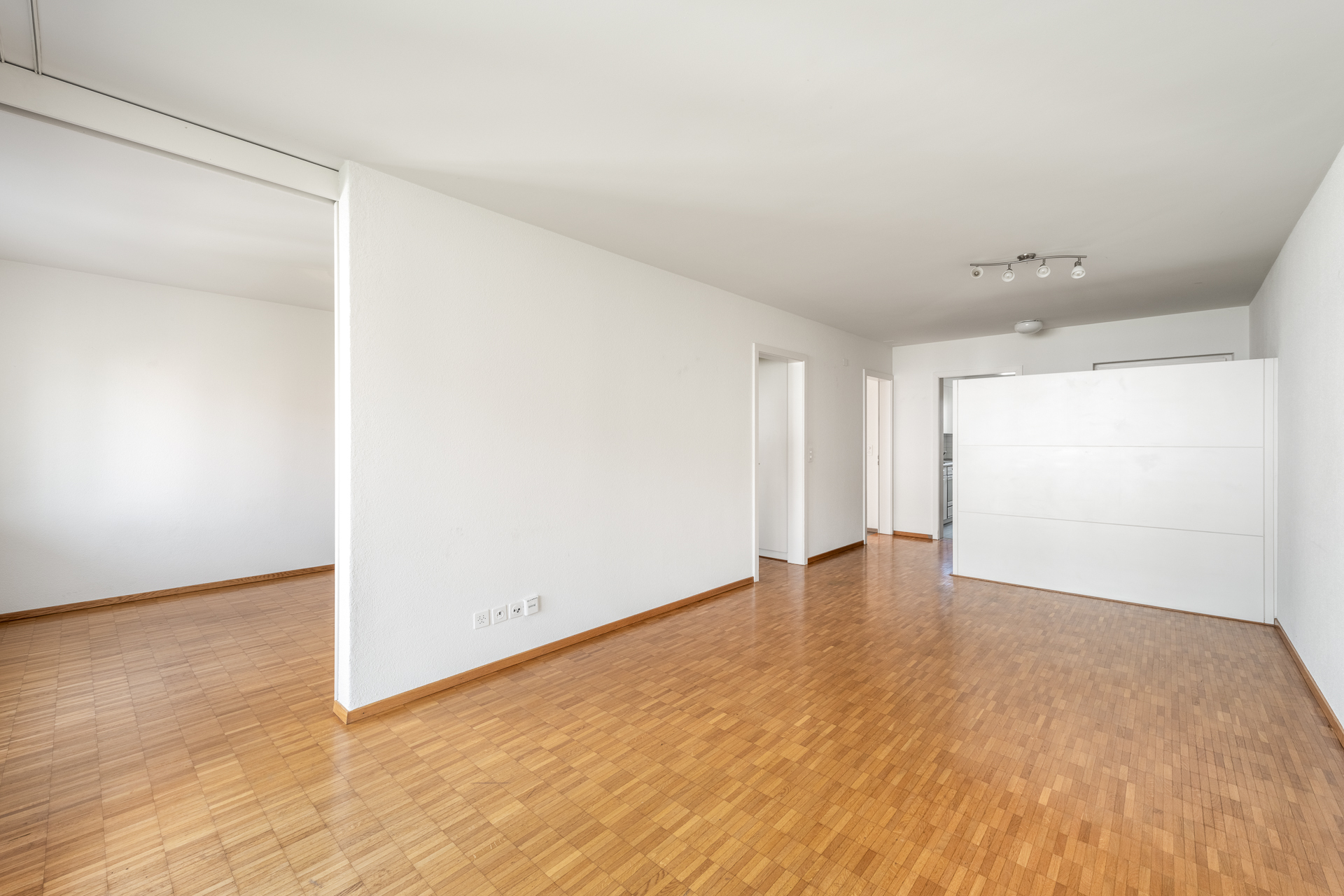 Wohn- und Essbereich mit Blick in Zimmer II