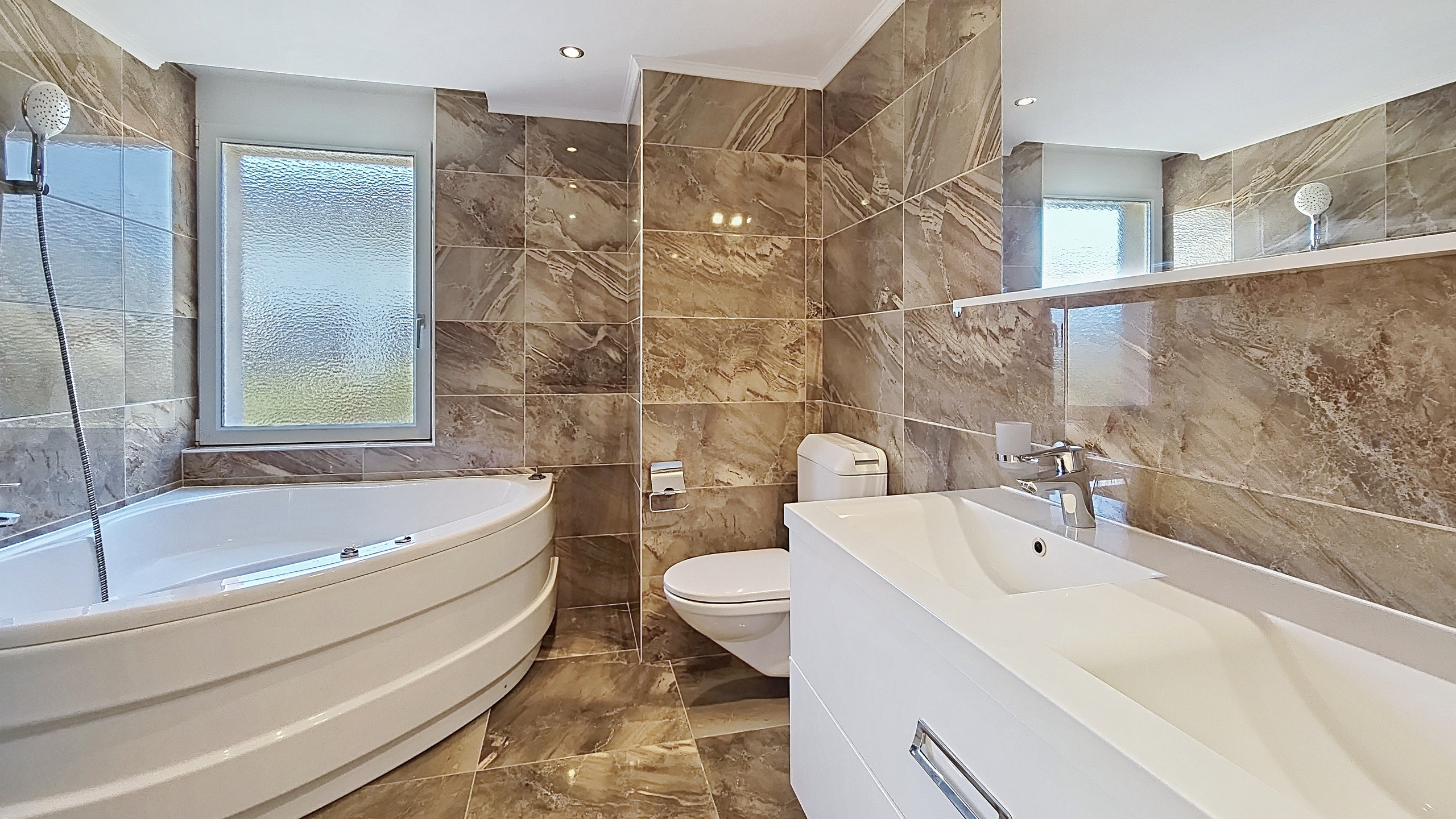 Salle de bain 1 - 1er étage Salle de bain 1 - 1er étage