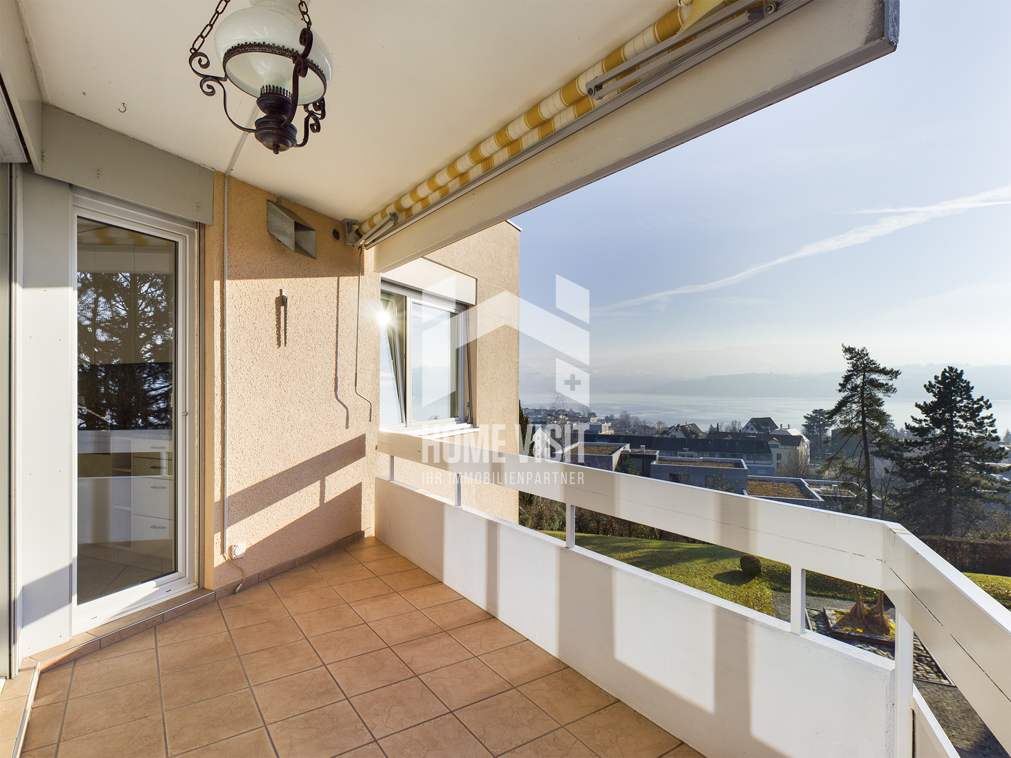 Balkon mit Aussicht zum See
