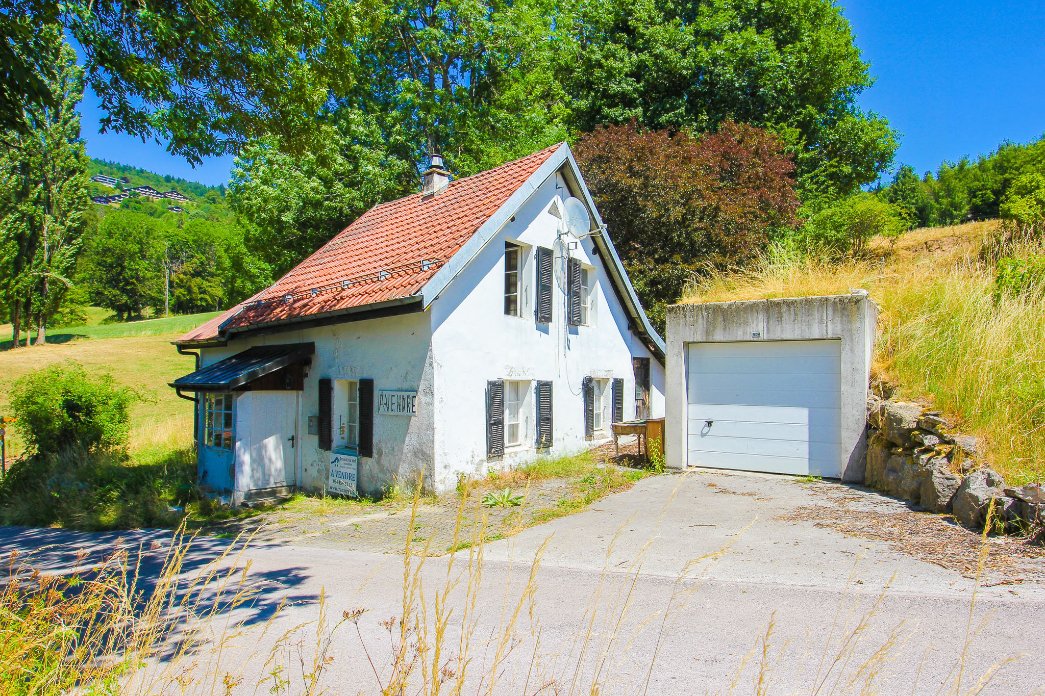 Vue sur la maison et le garage