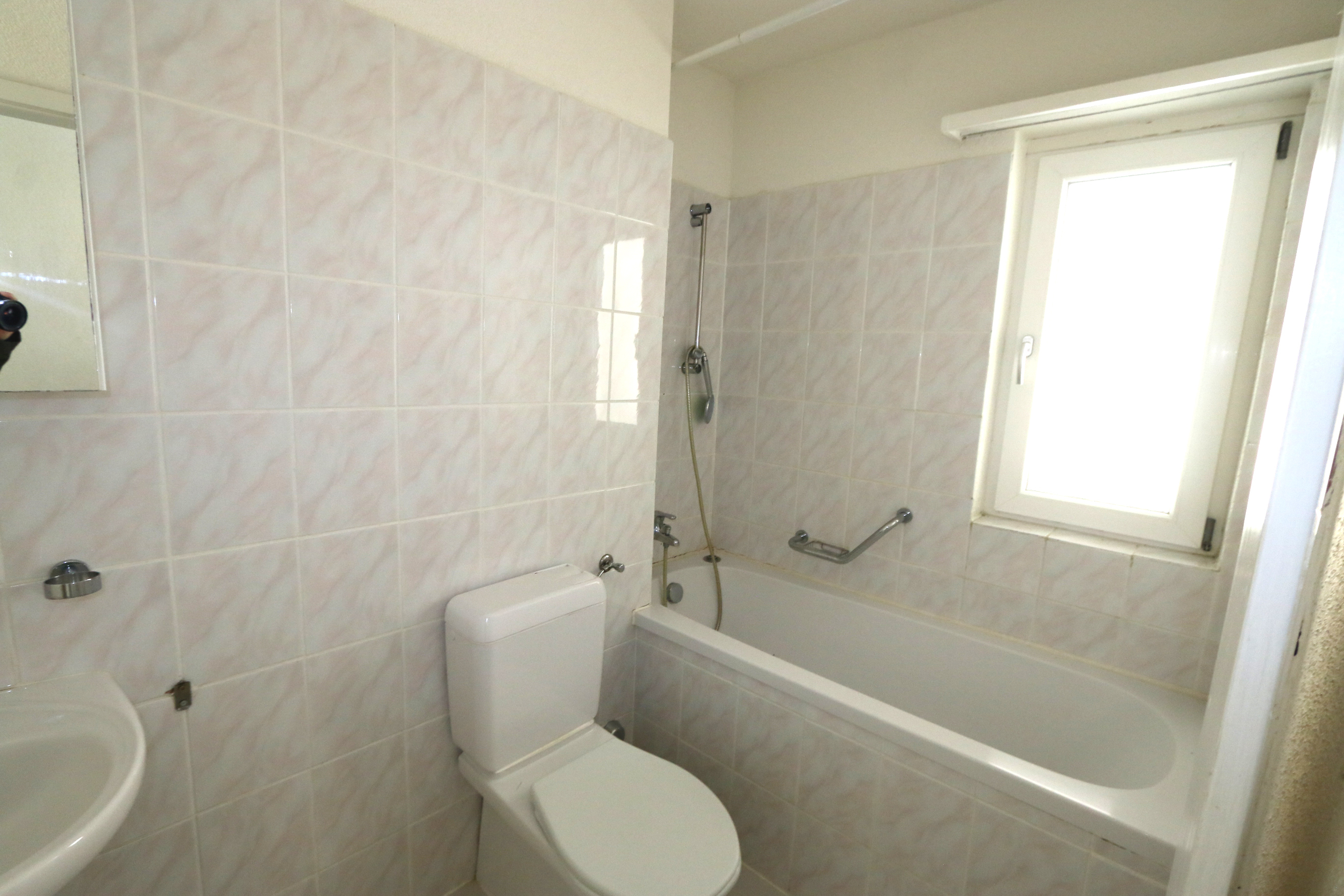 3.5 Zi Maisonette-Wohnung 2.OG/DG, Bad mit Wanne, WC, Lavabo