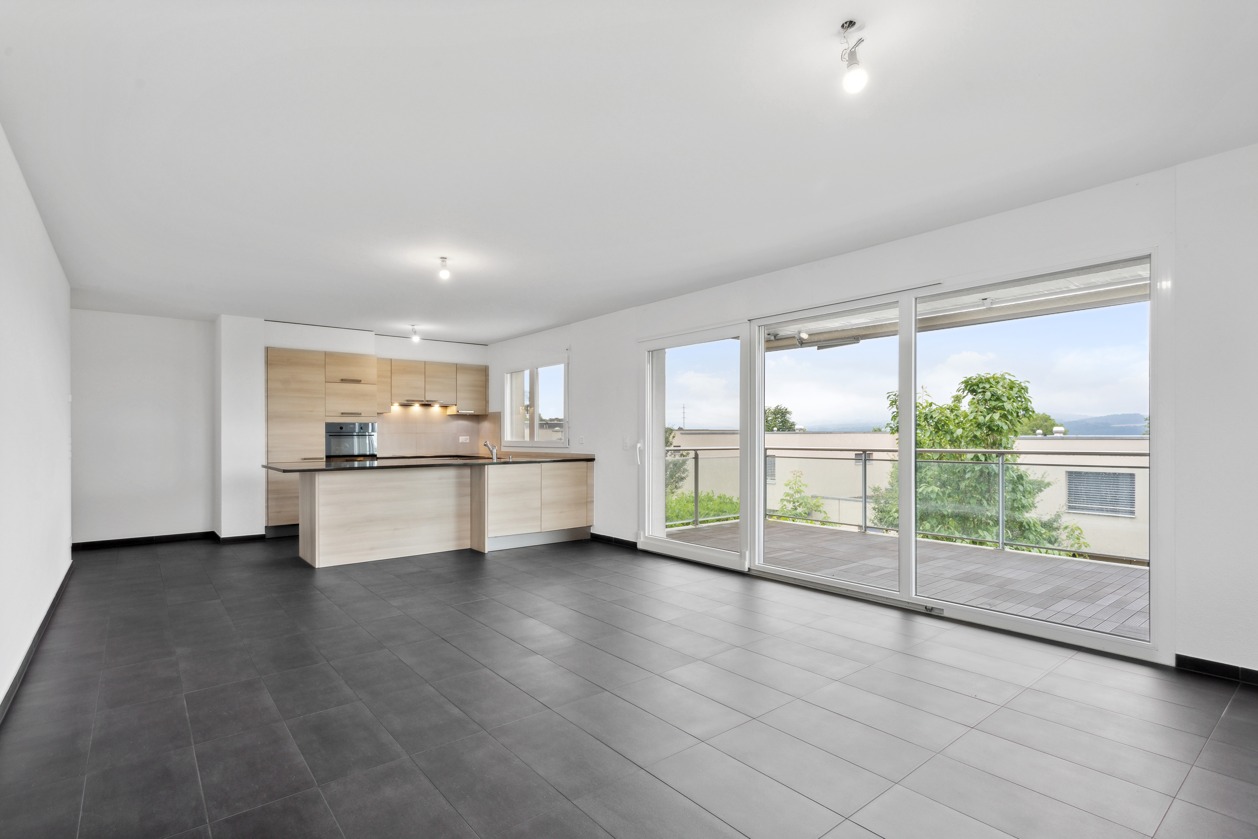 Wohnzimmer mit Zugang zum Balkon