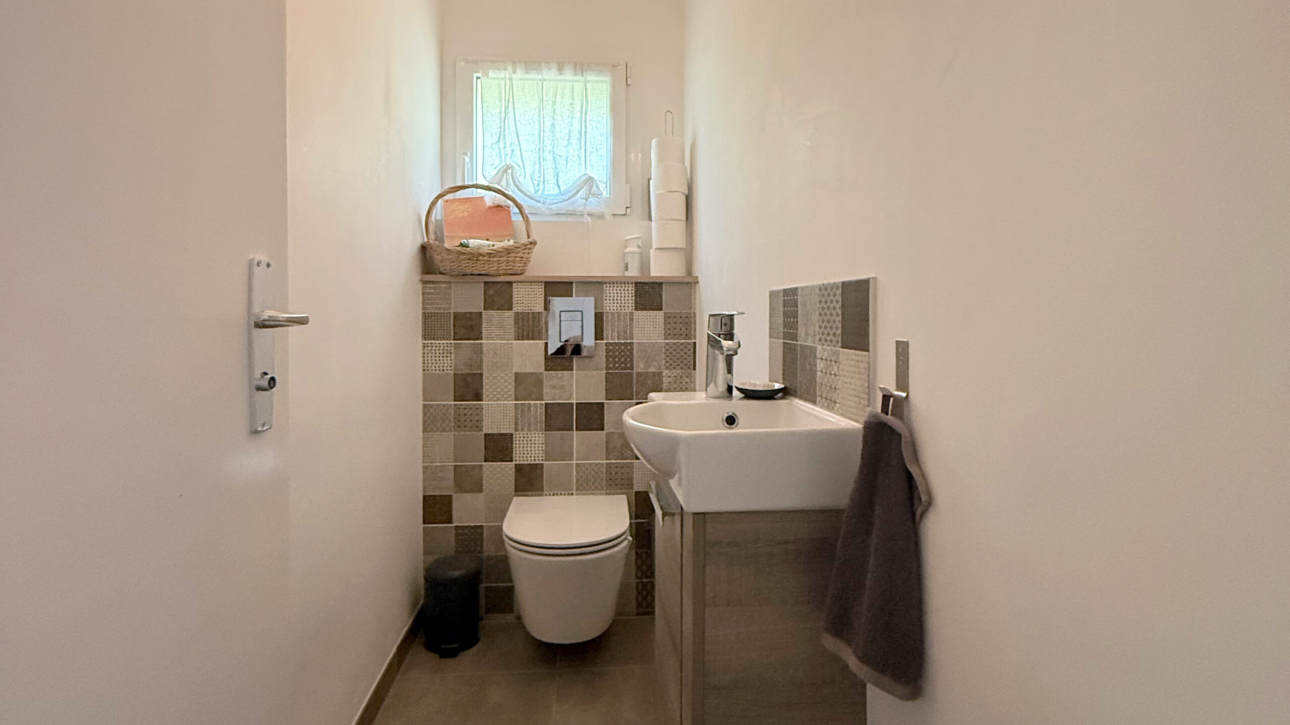 Guest WC with washbasin Guest WC with washbasin