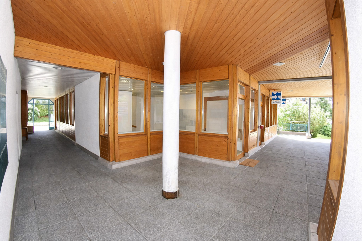 Gute Lage mit viel Fensterflächen