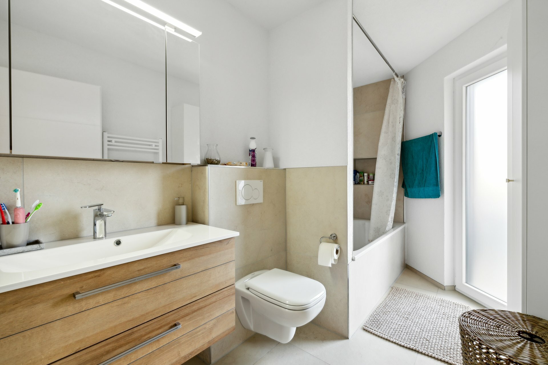 Badezimmer mit Badewanne Badezimmer mit Badewanne