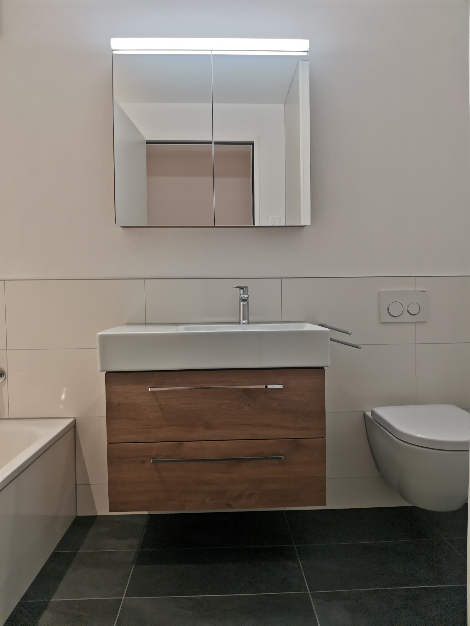 Badezimmer mit WC und Badewanne Badezimmer mit WC und Badewanne