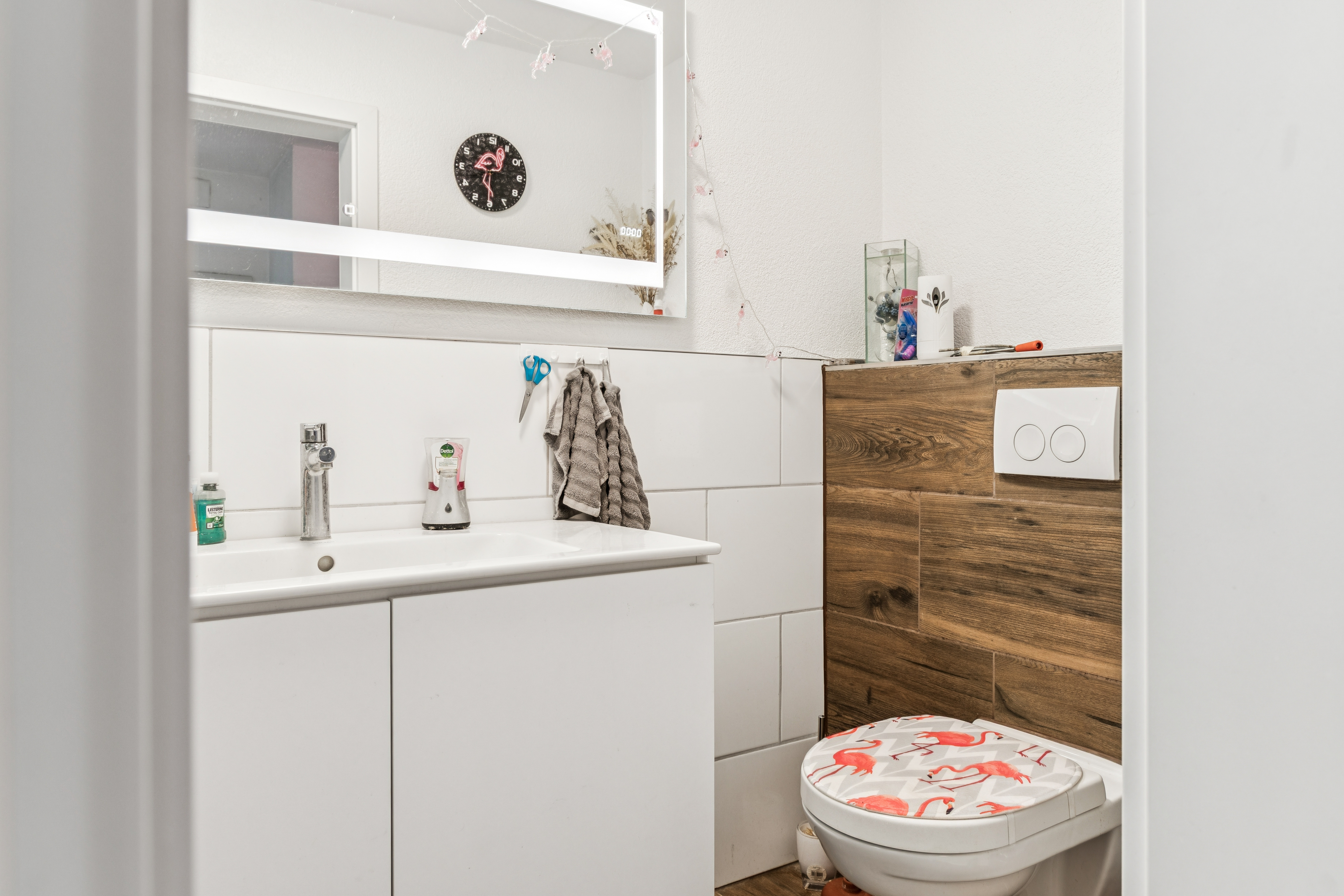 Salle de bain lumineuse avec équipement confortable