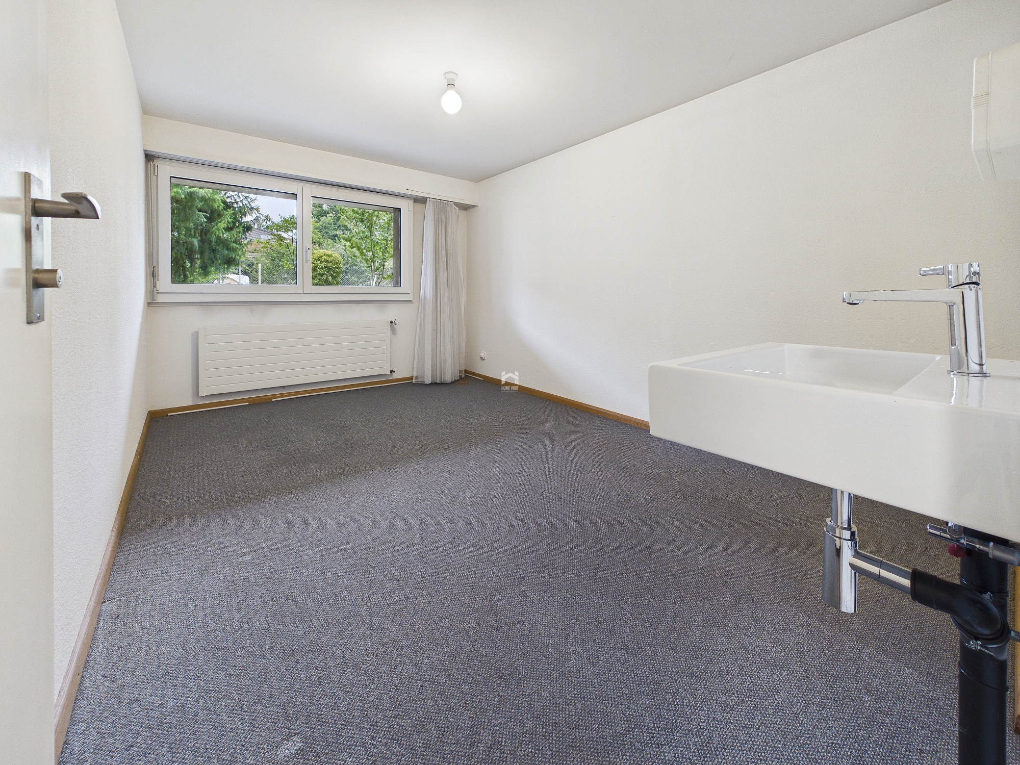 Bastelraum 2 mit Lavabo und Fenster