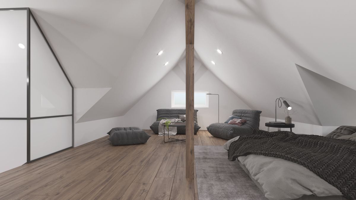 Gemütliches Zimmer mit Holzfußboden und schräger Decke.