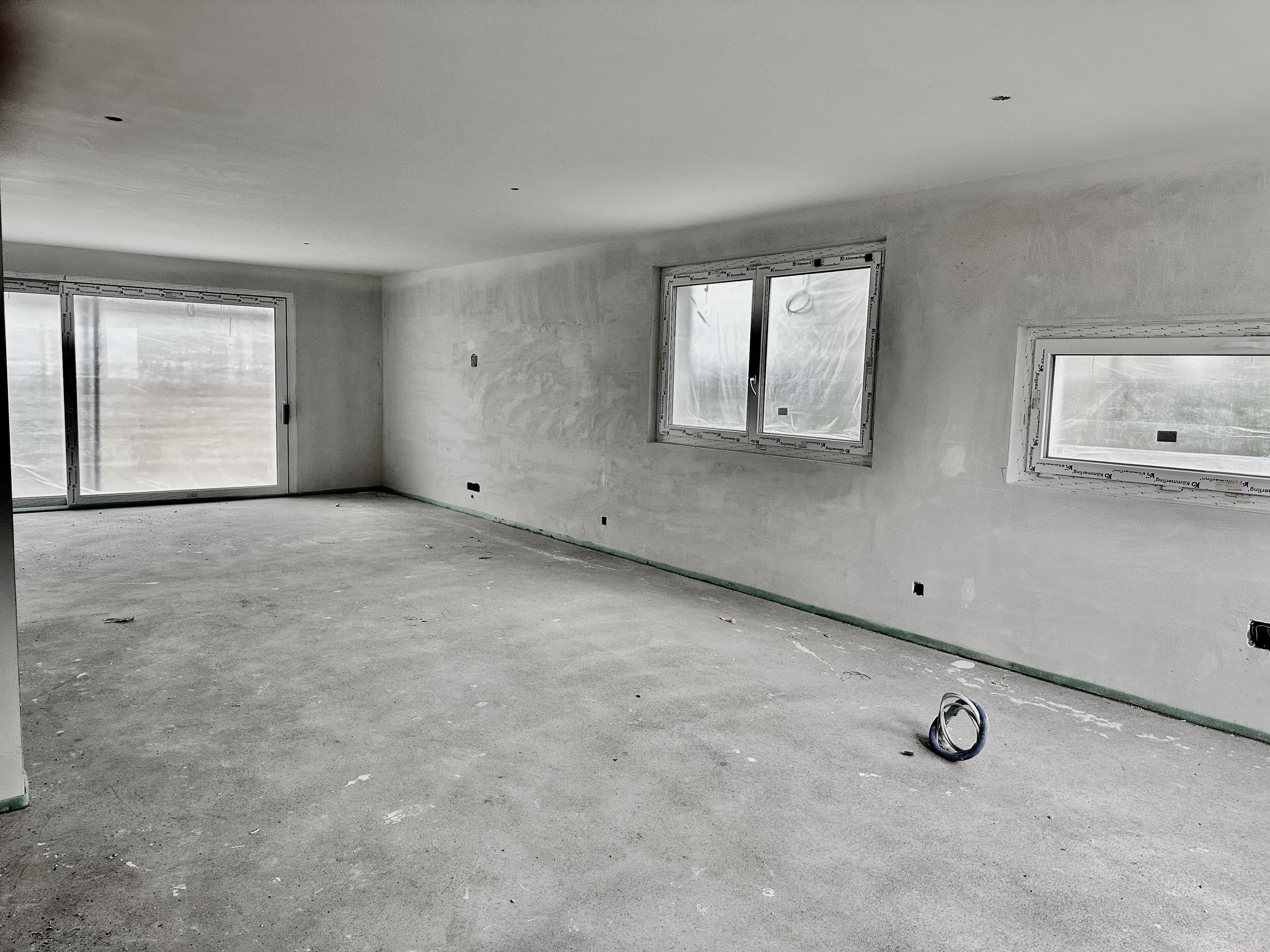 Cuisine ouverte entièrement équipée + économat