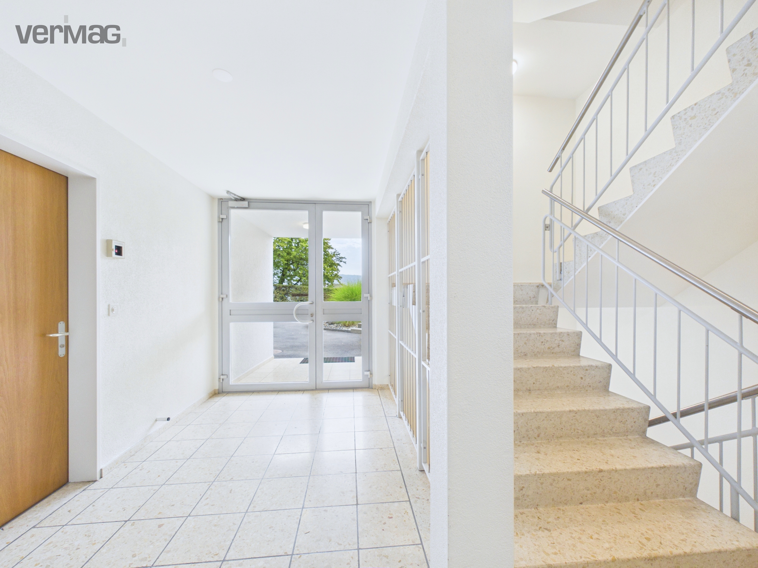 Hauseingang mit Lift zur Wohnung Hauseingang mit Lift zur Wohnung
