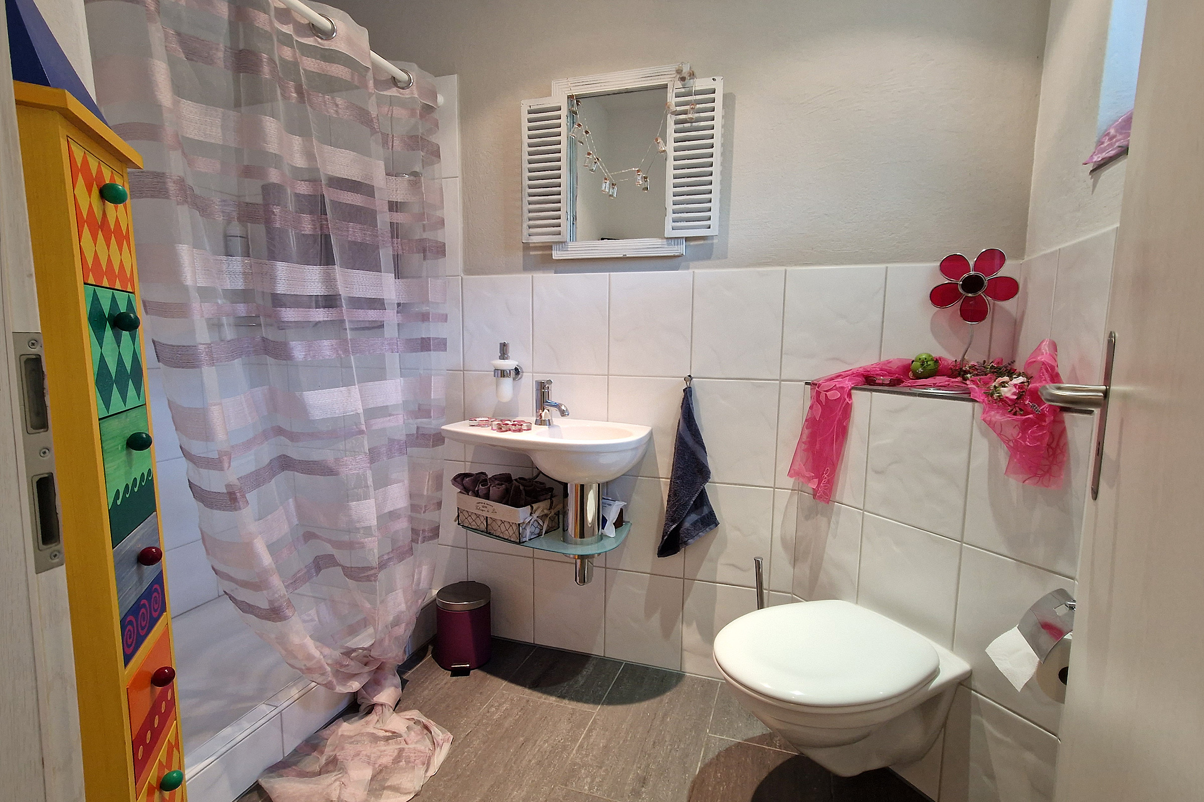 Gäste-WC mit Dusche