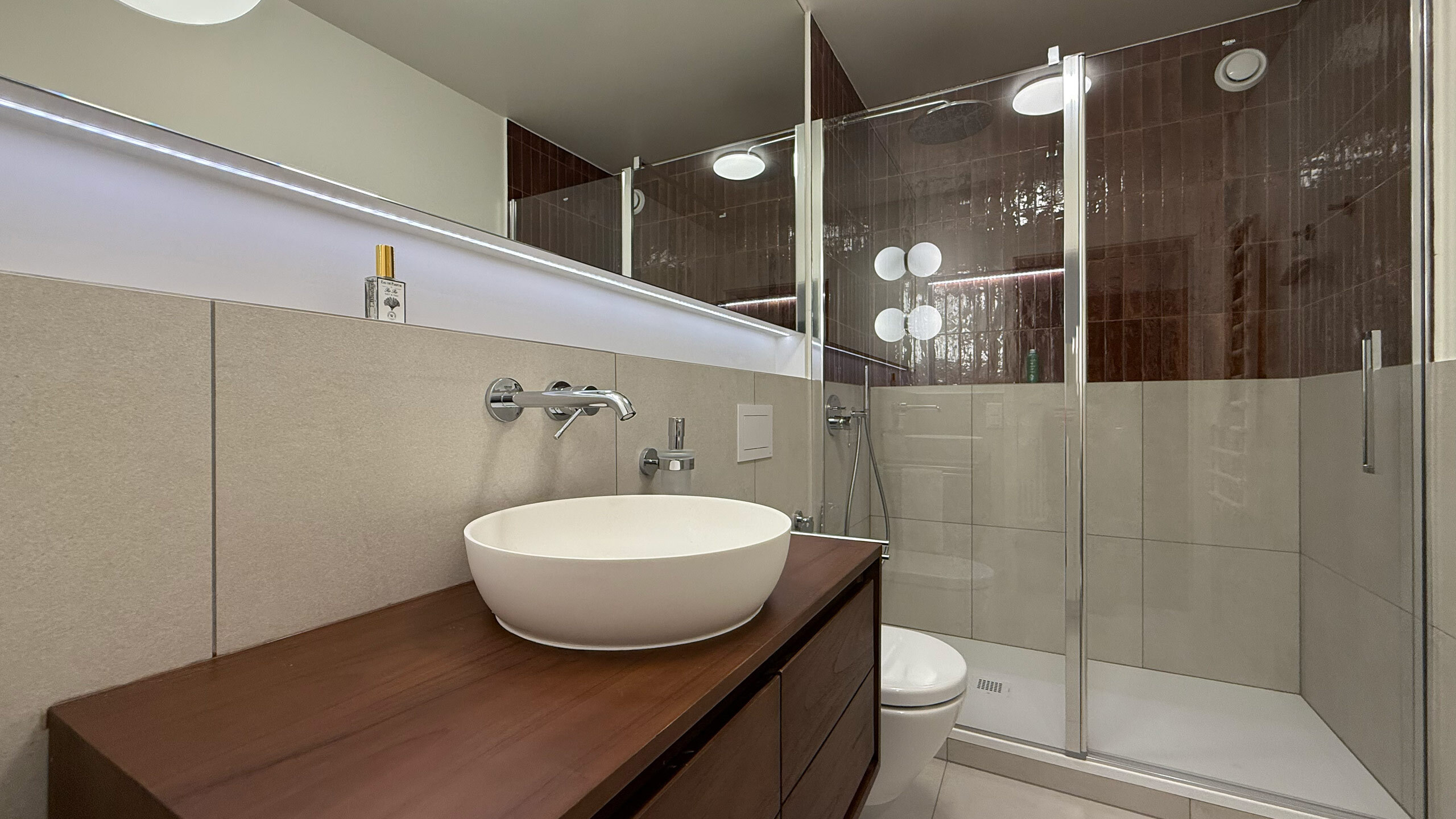 Ampio bagno con doccia, lavabo e WC