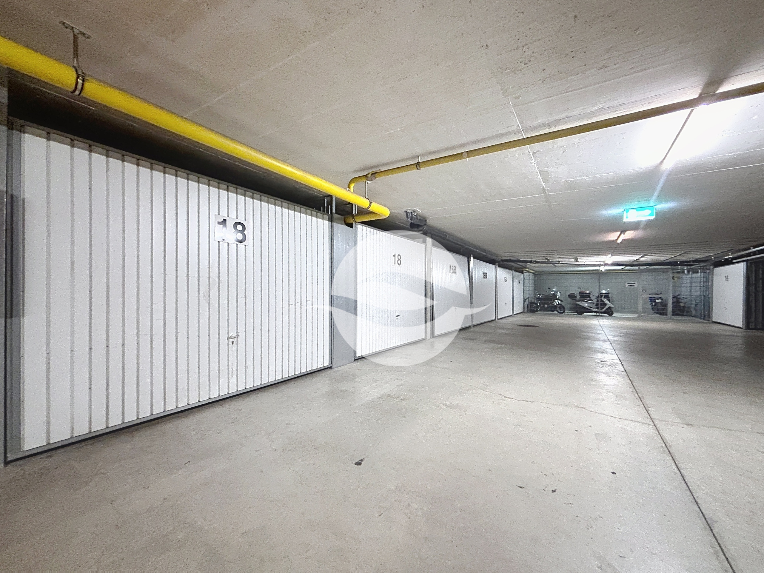 Double garage fermé en sous-sol Double garage fermé en sous-sol