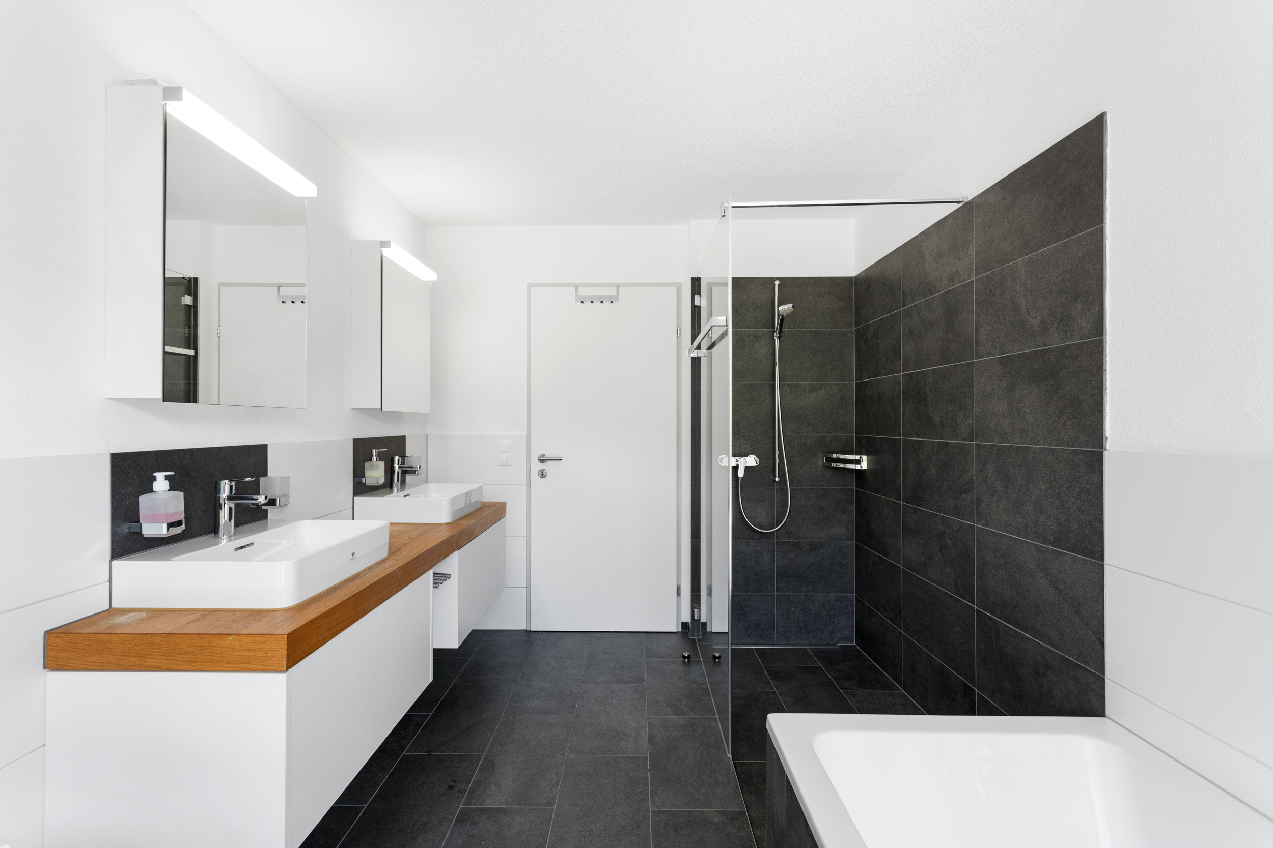 Hochwertige Materialien und tolles Design auch in den Badezimmern. Hochwertige Materialien und tolles Design auch in den Badezimmern.