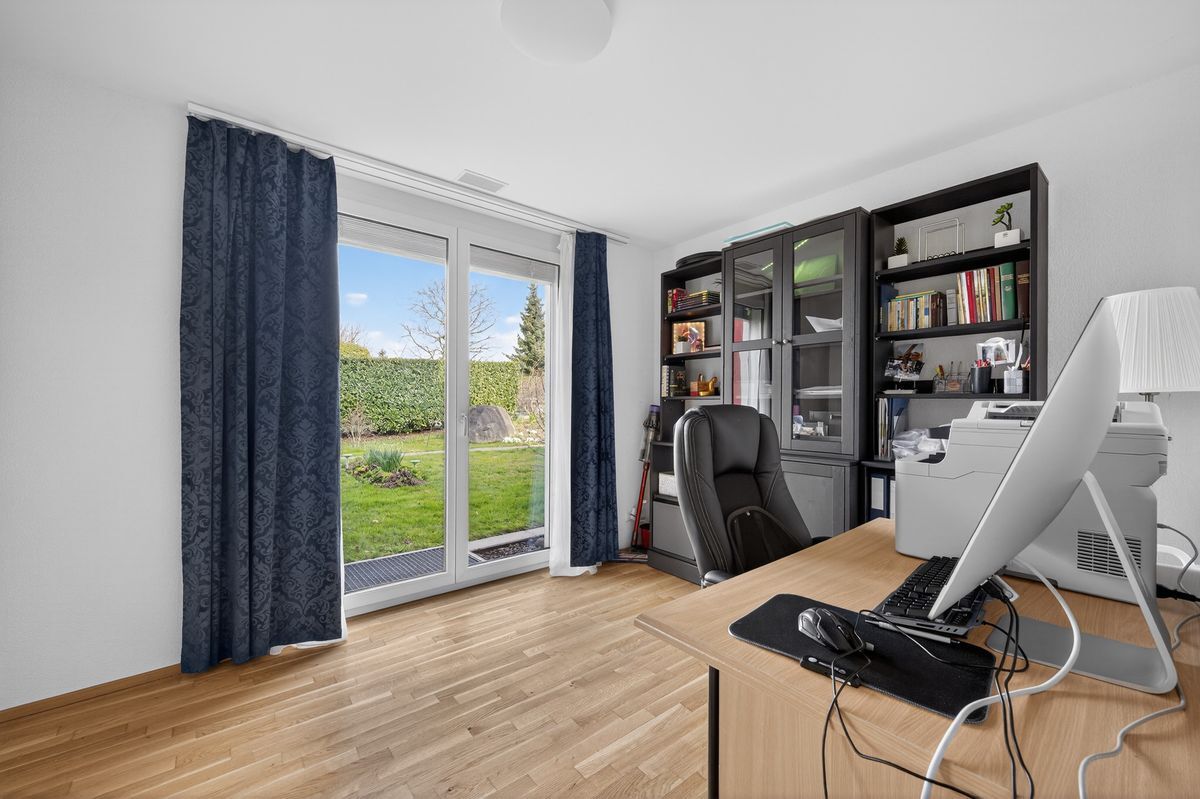 Helles Zimmer / Büro mit Gartenblick und Parkett-Holzboden.