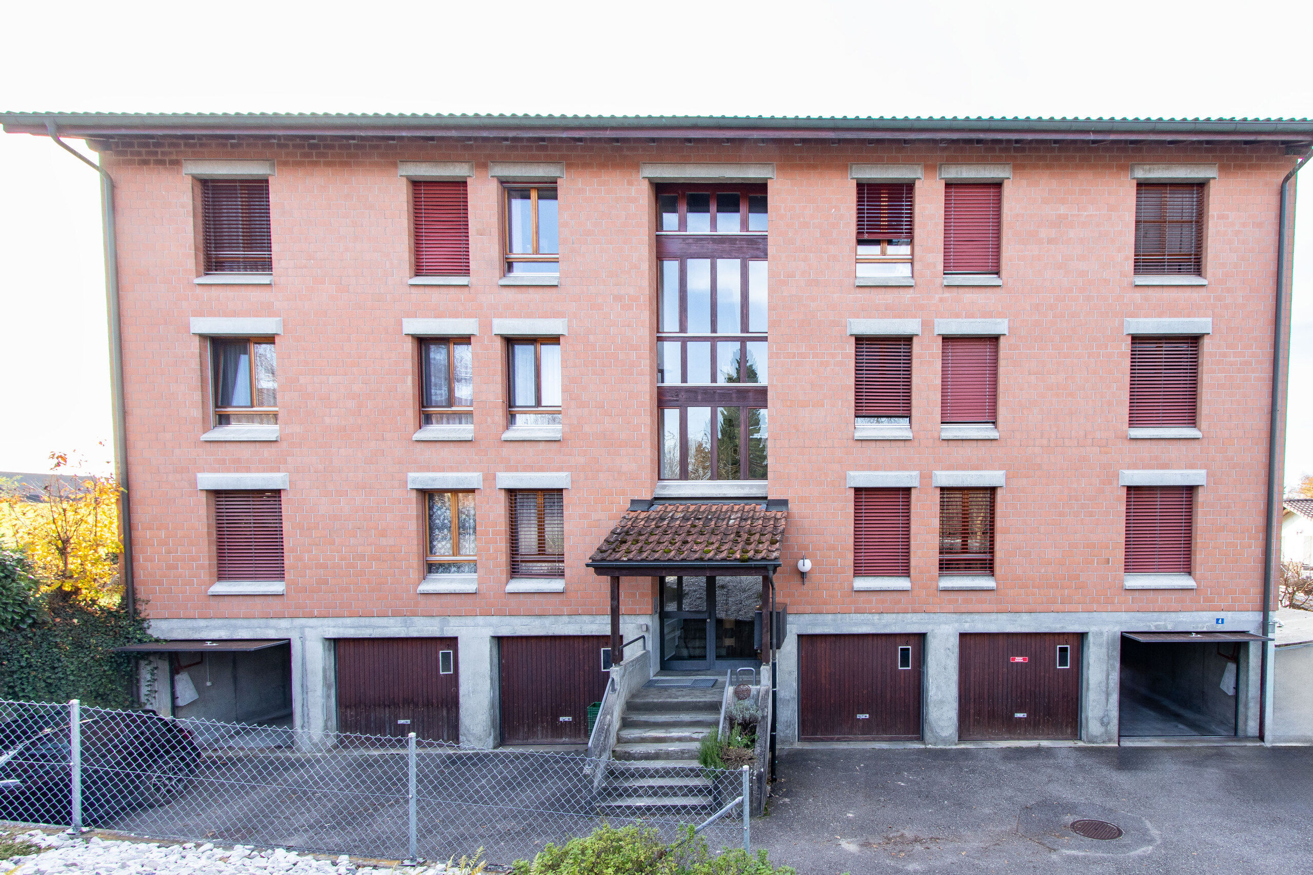 Ostfassade / Zugang Liegenschaft