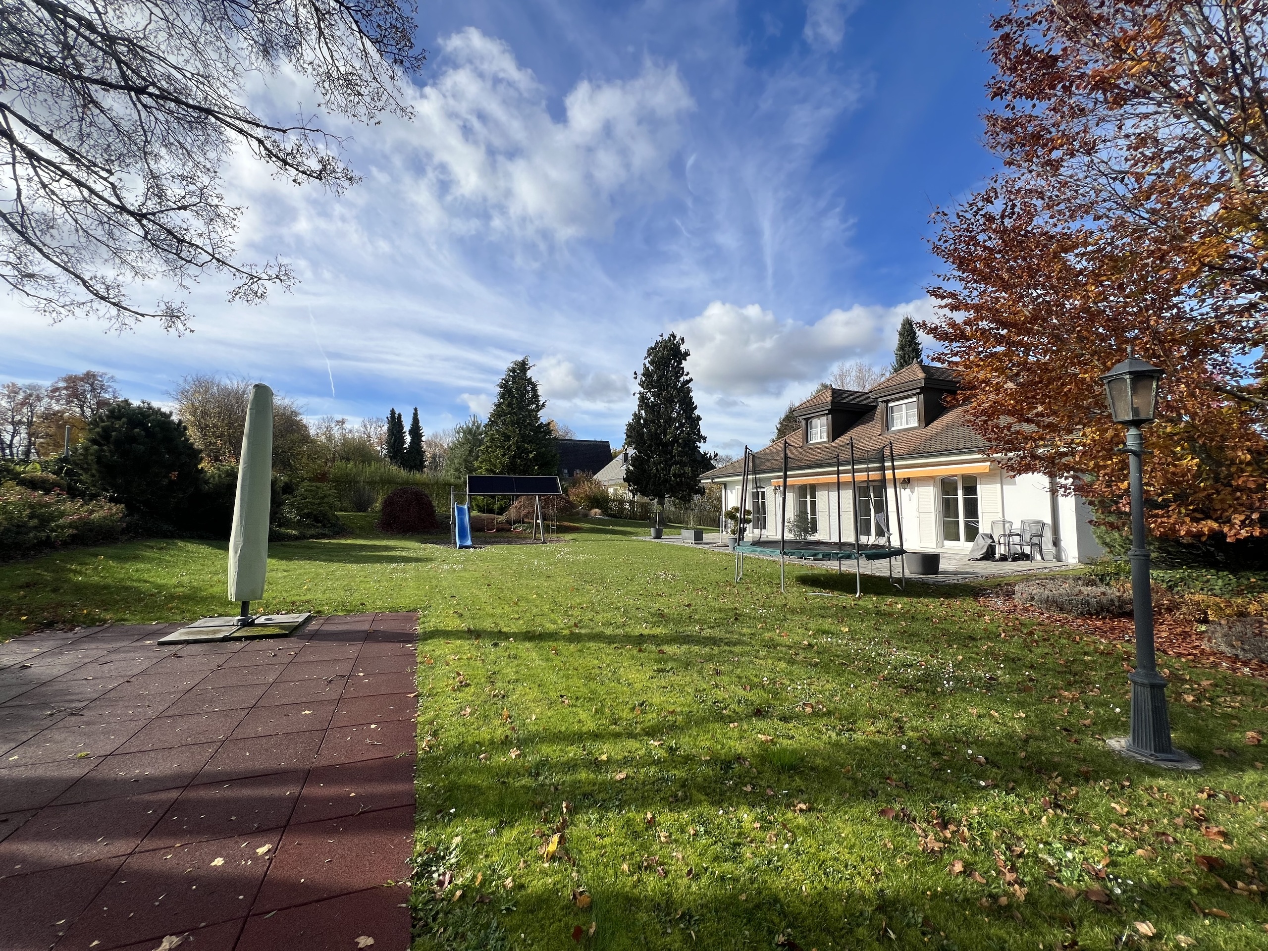 Propriété dans une ambiance automnale