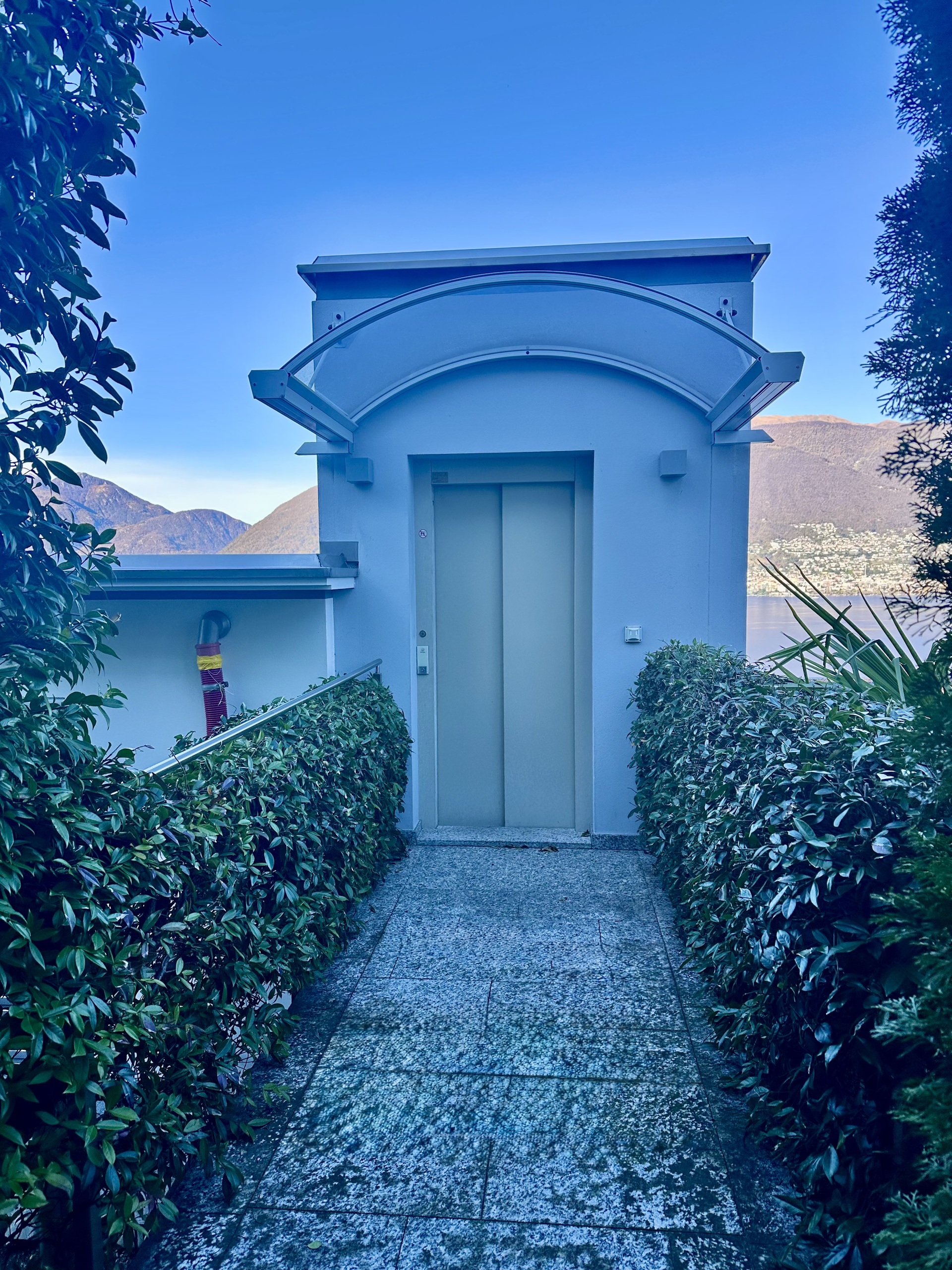 Der Lift führt von der Garage zur oberen Ebene.