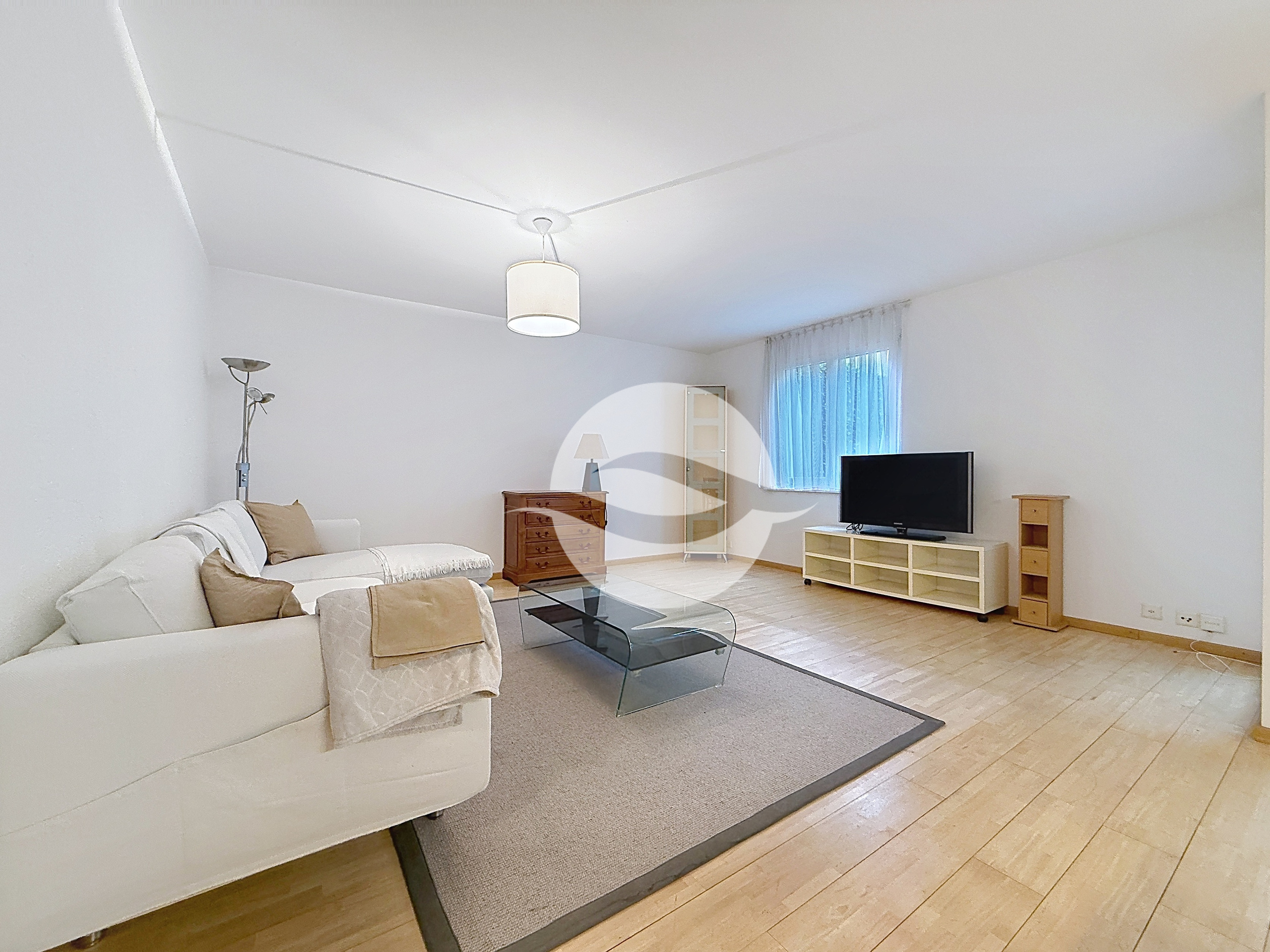 Pièce de vie avec accès à la terrasse et au jardin