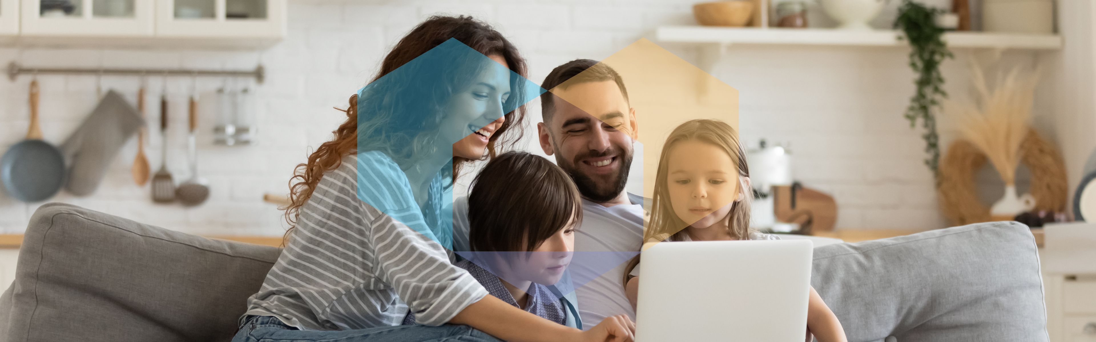 Impressum Familie, die zu Hause einen Computer benutzt, um die Transparenz und die rechtlichen Informationen einer Immobilienplattform zu veranschaulichen