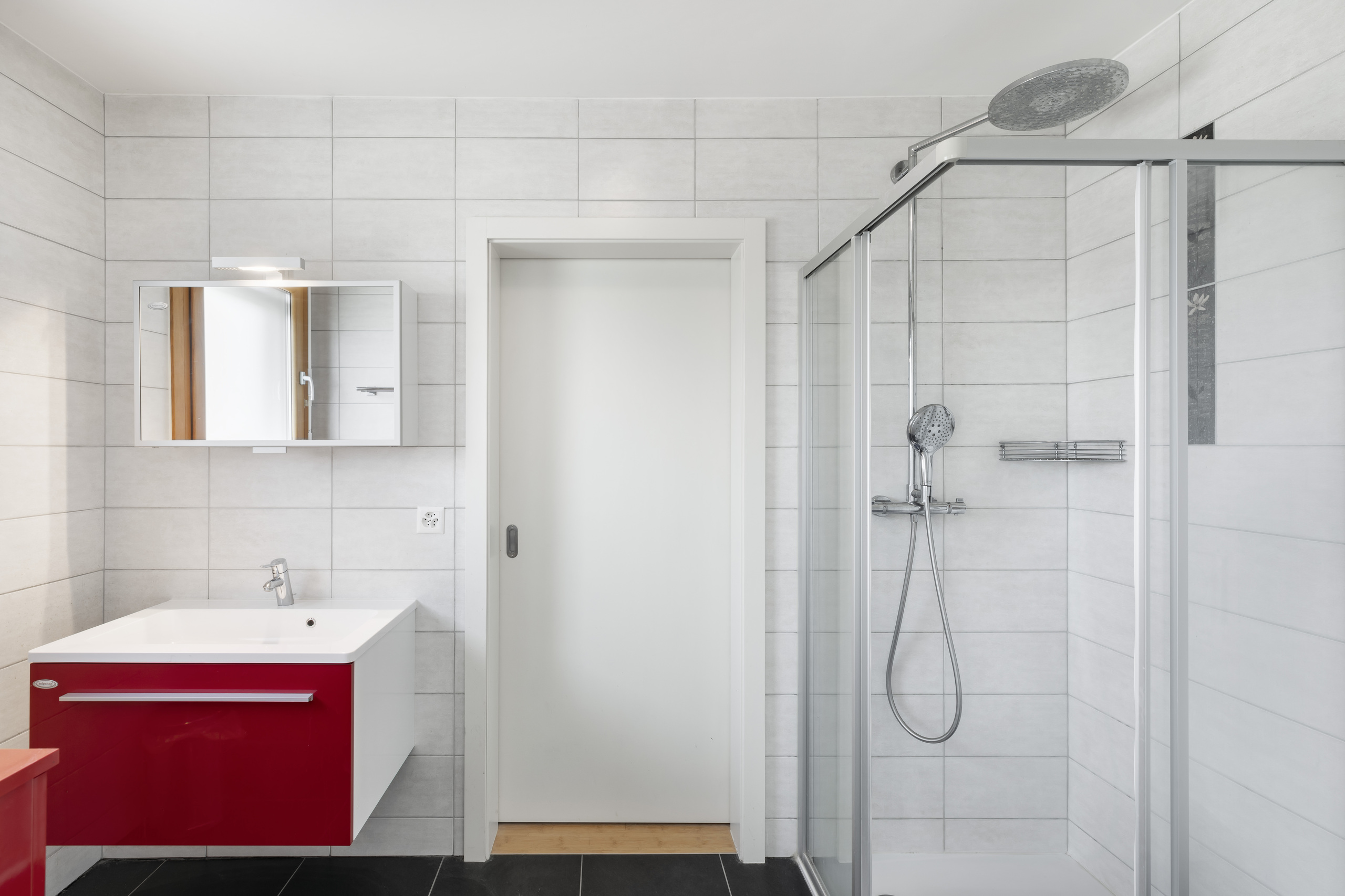 Salle d'eau commune située entre deux chambres