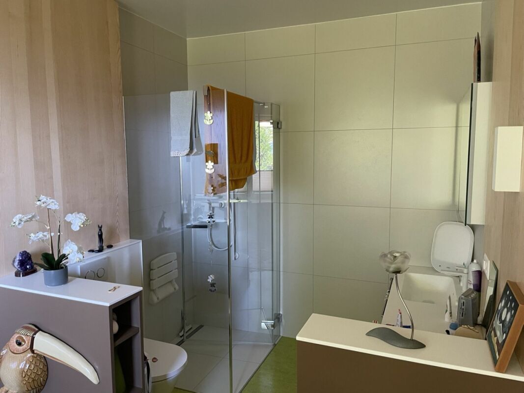 La salle de bain contemporaine