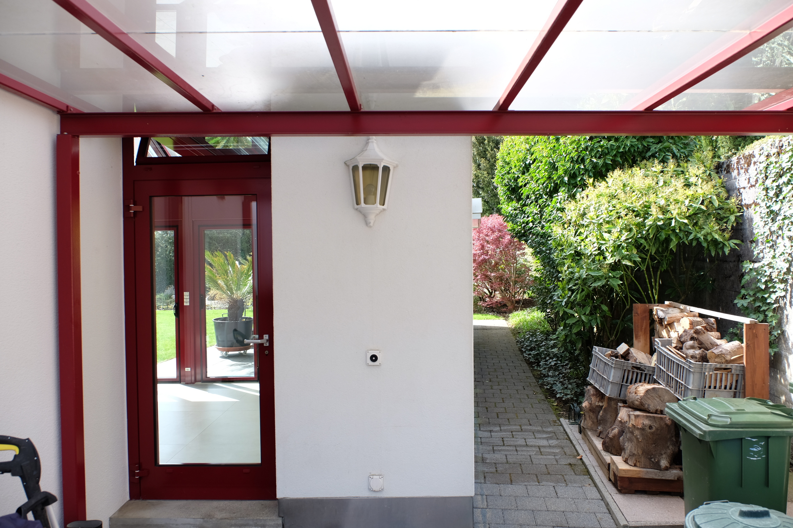 überdachter Aussenbereich bei der Nebenzufahrt überdachter Aussenbereich bei der Nebenzufahrt