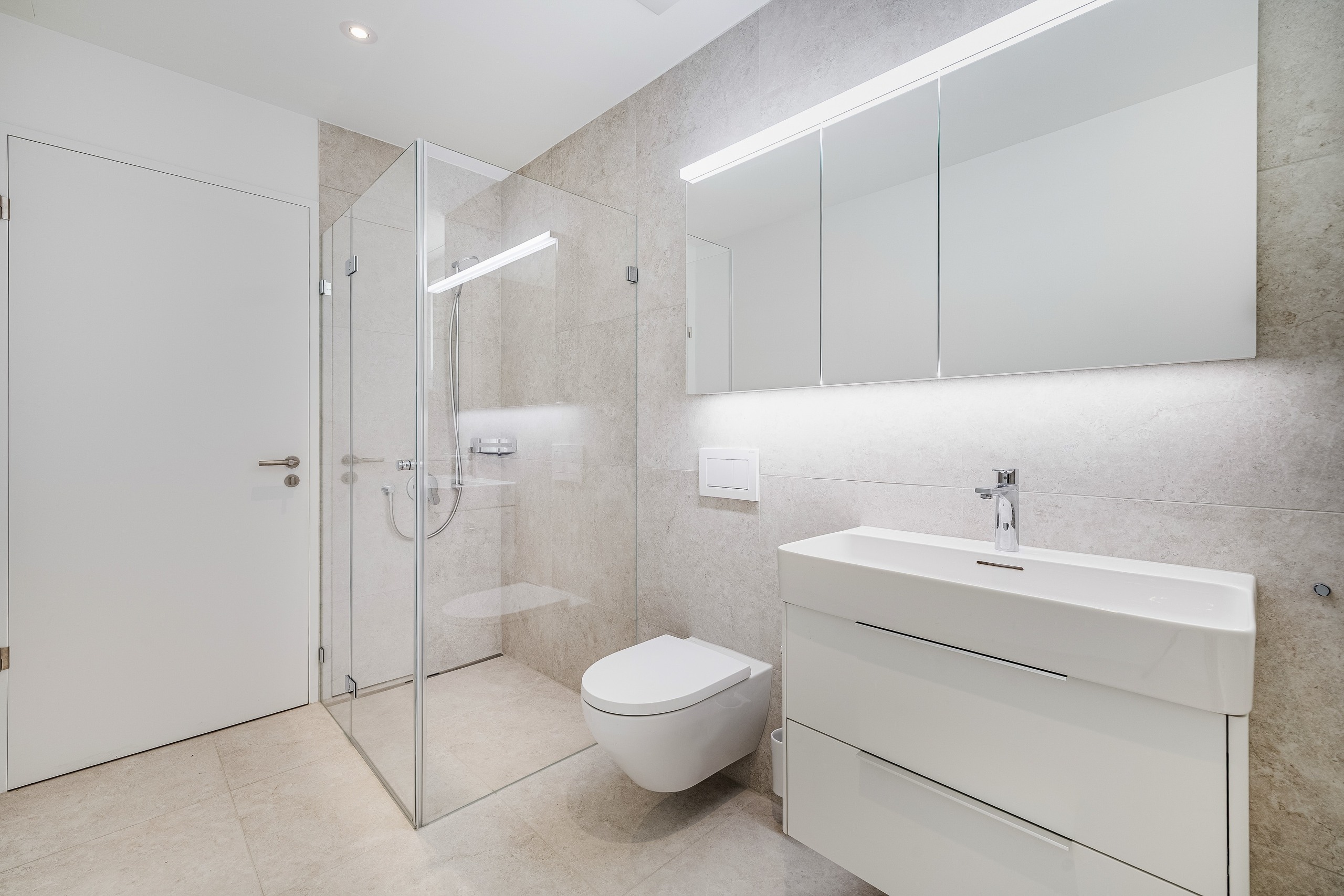 Badezimmer mit Badewanne & Dusche Badezimmer mit Badewanne & Dusche