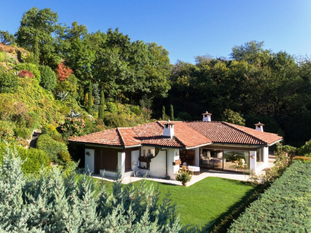 Elegant villa with magnificent views and a splendid park-like garden