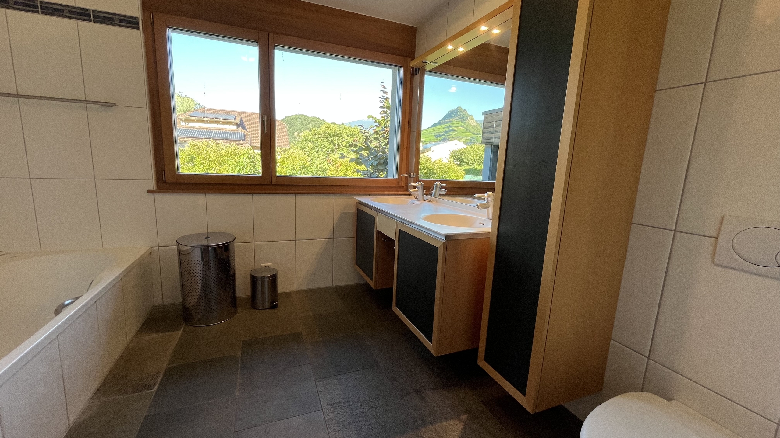 salle d'eau avec douche, baignoire, lavabo double, wc salle d'eau avec douche, baignoire, lavabo double, wc