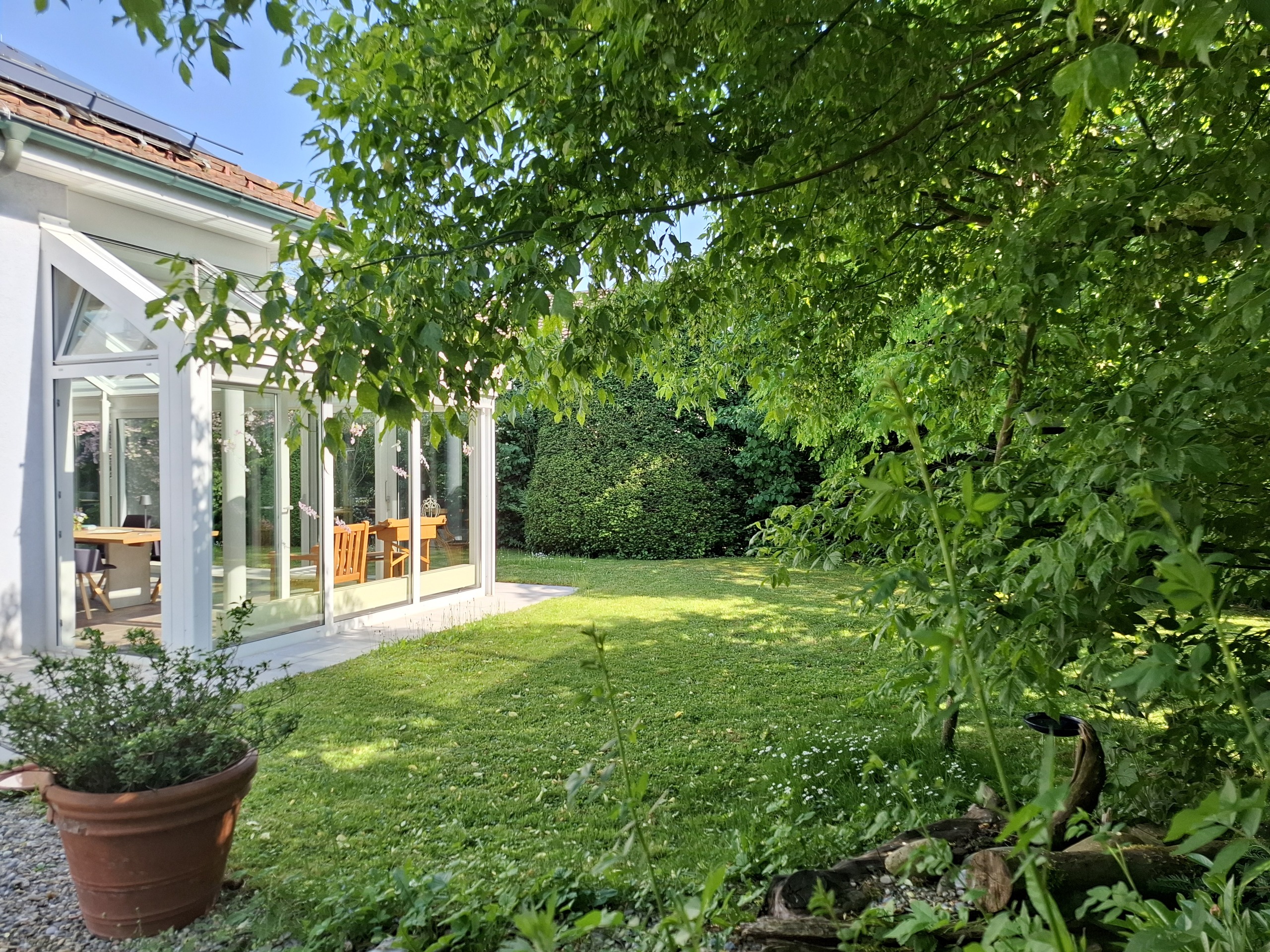 Idyllischer Garten mit natürlichem Schatten 
