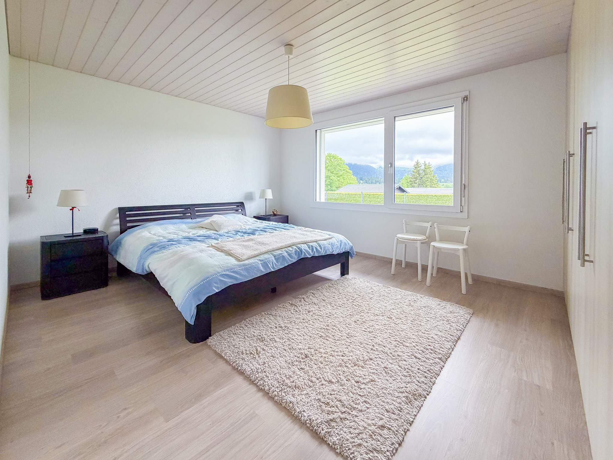 Chambre no 1 avec armoires intégrées au rez-de-chaussée Chambre no 1 avec armoires intégrées au rez-de-chaussée