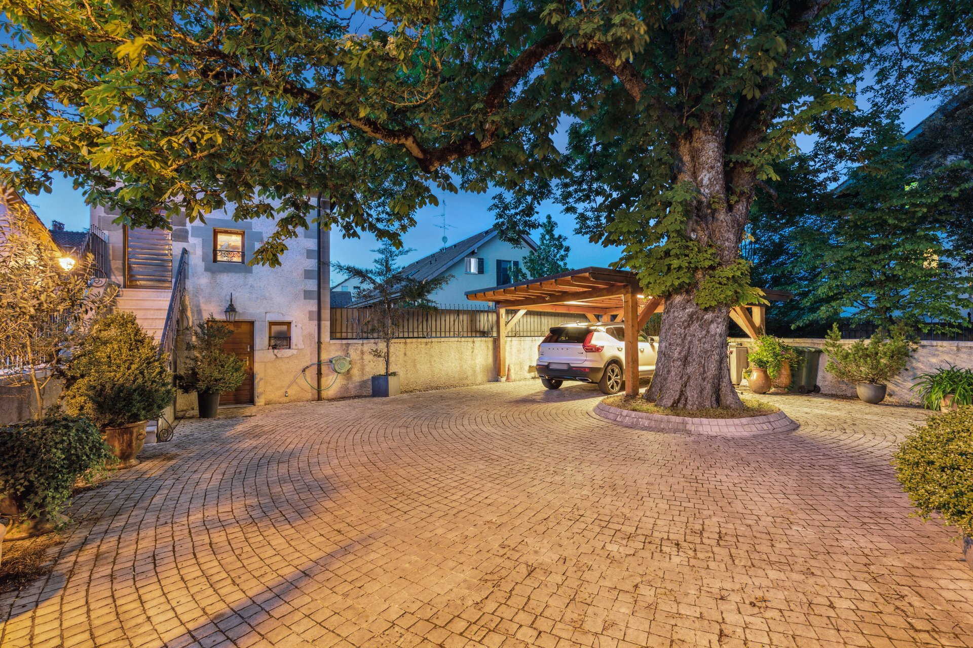 Grande cour pavée privative Grande cour pavée privative