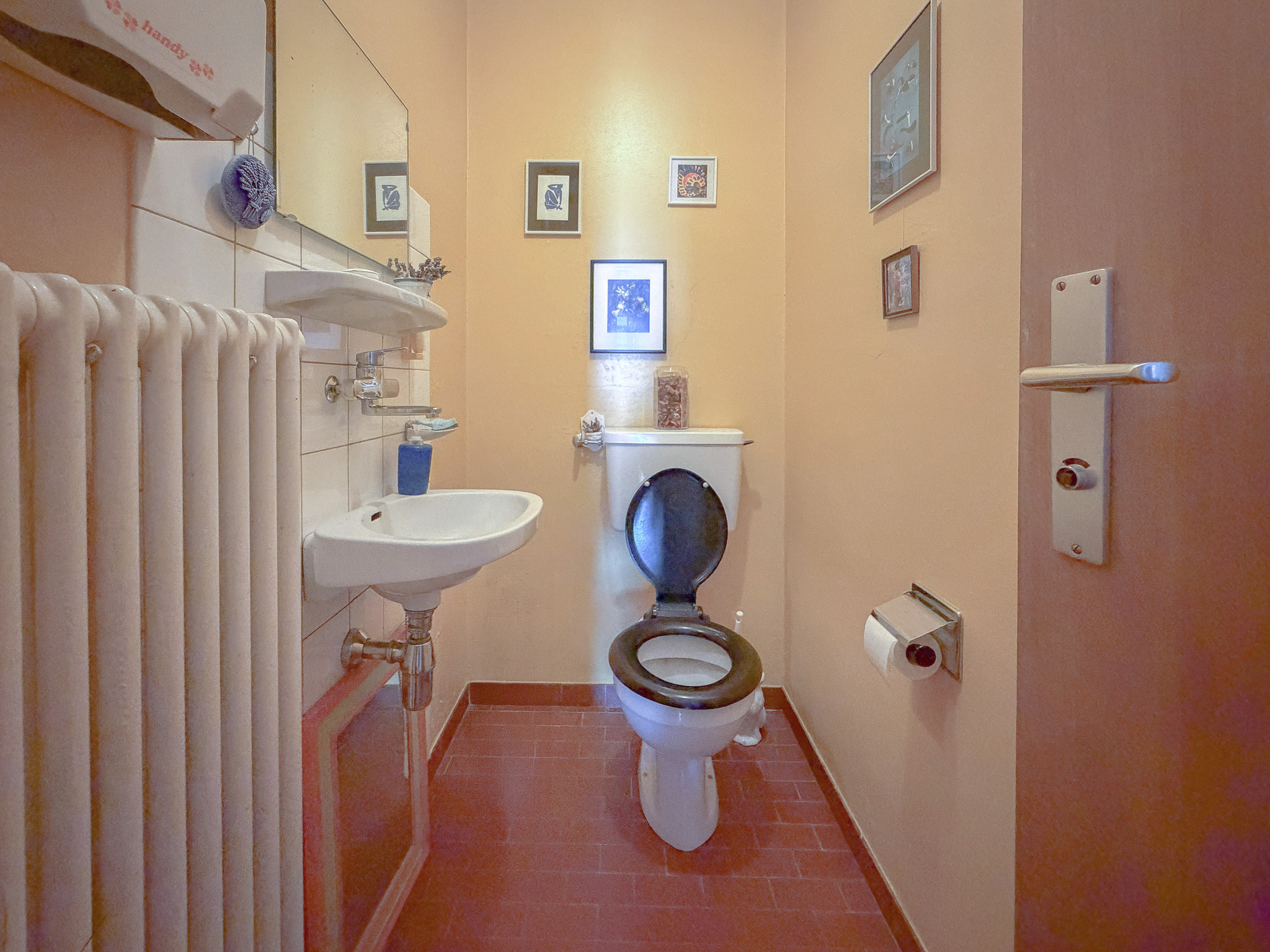 Rez-de-chaussée : WC séparé Rez-de-chaussée : WC séparé