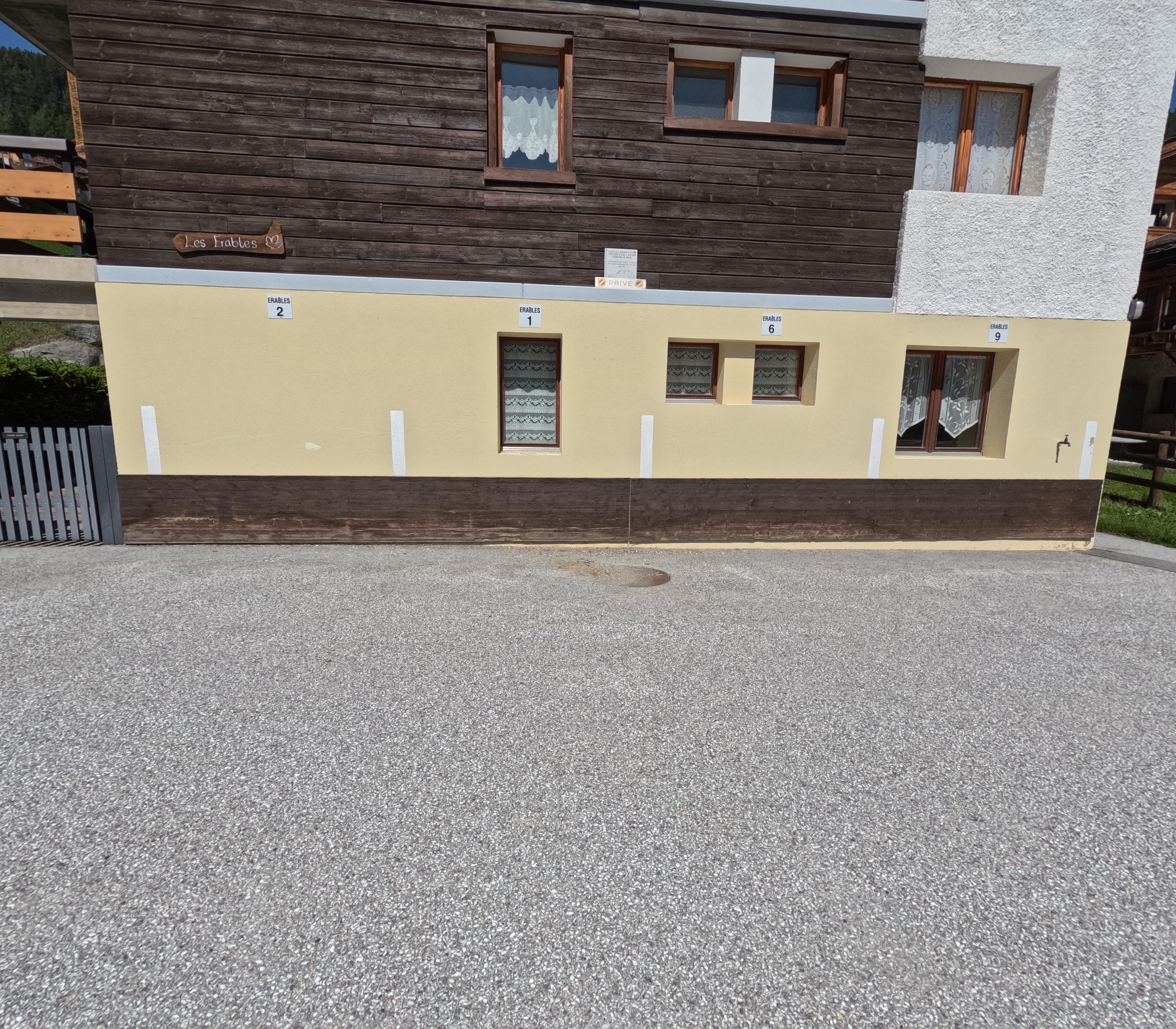 Place de parc devant l'immeuble  Place de parc devant l'immeuble