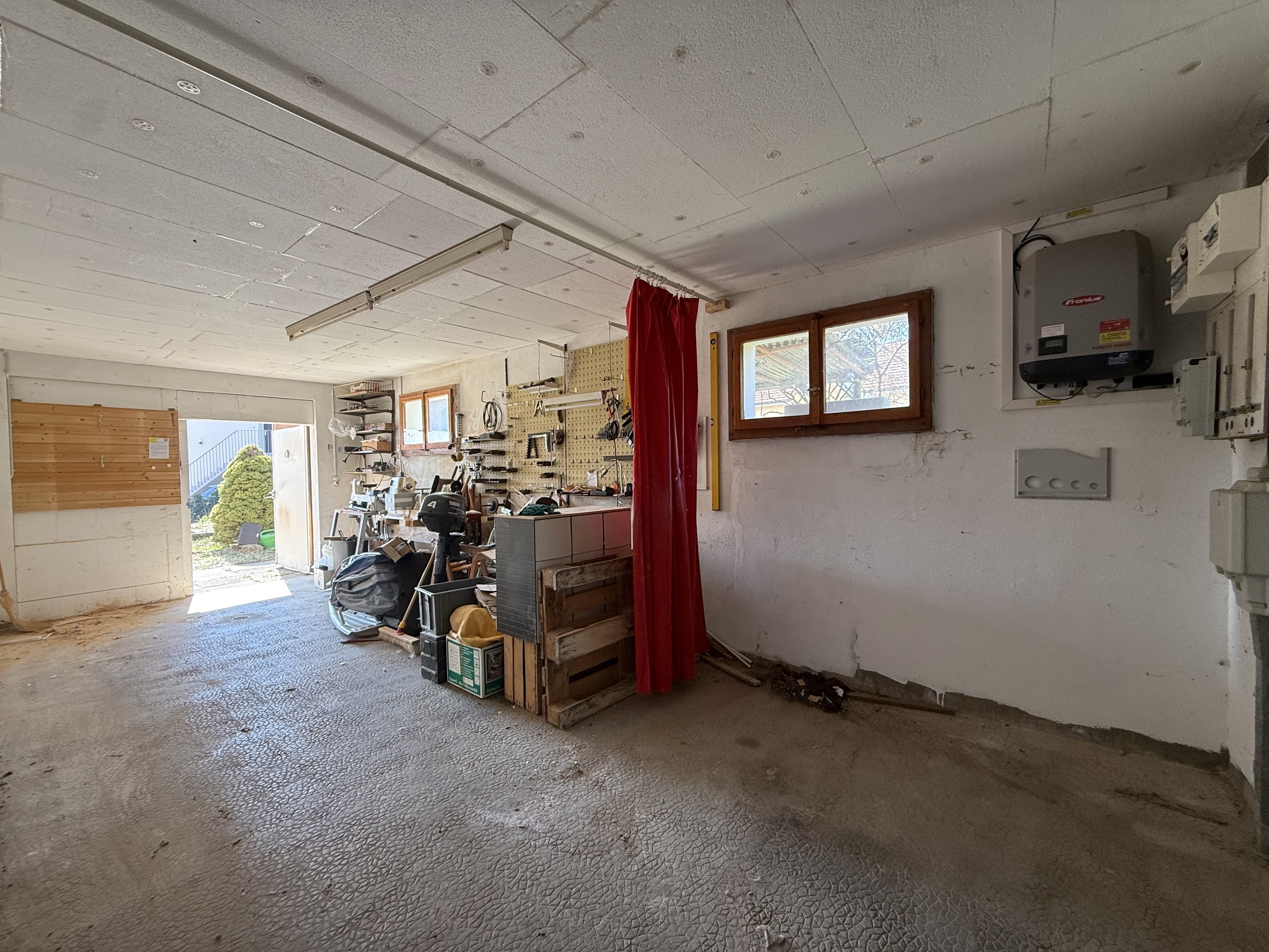 Sous-sol: Garage, local technique, chambre, salle de douche